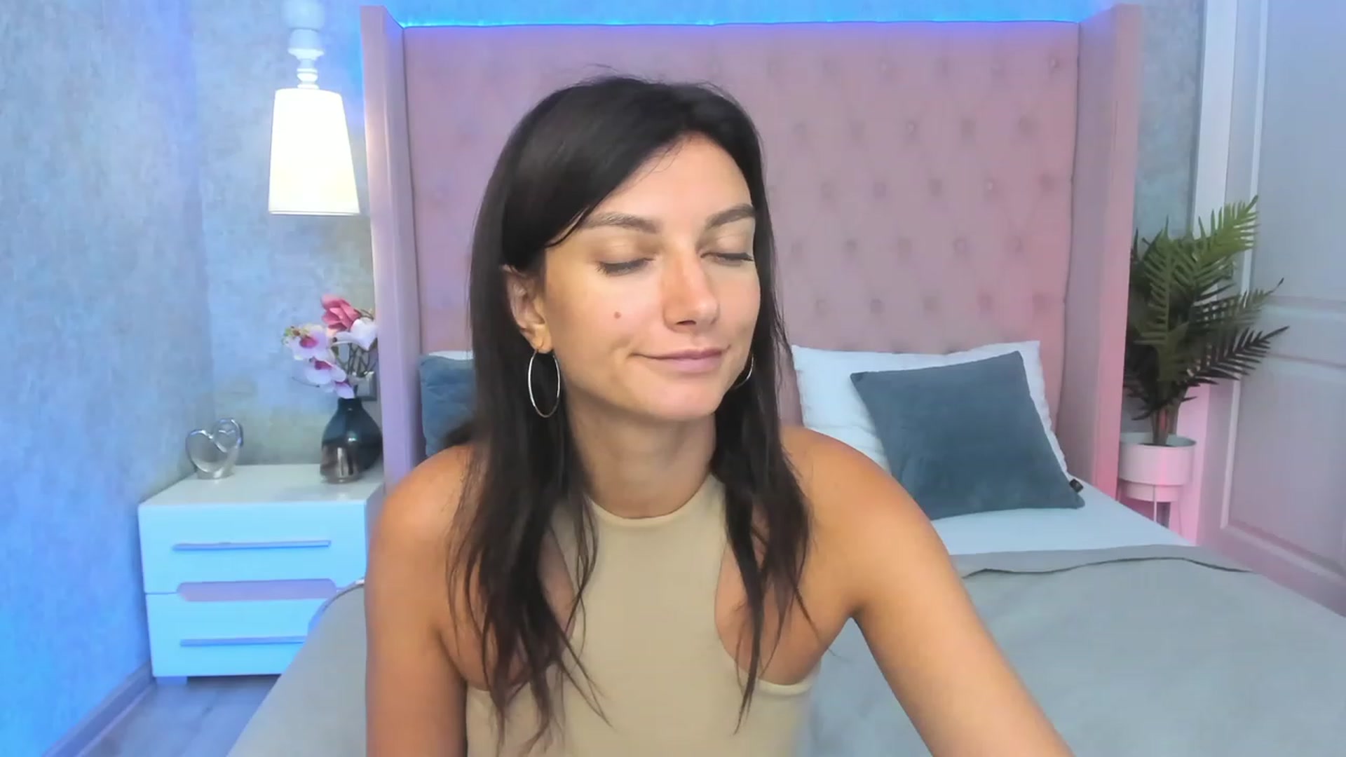 Gallery image thumbnail from LuckySandra's myfreecams stream on, 09/08/2023, 10:09 image 6 of 20