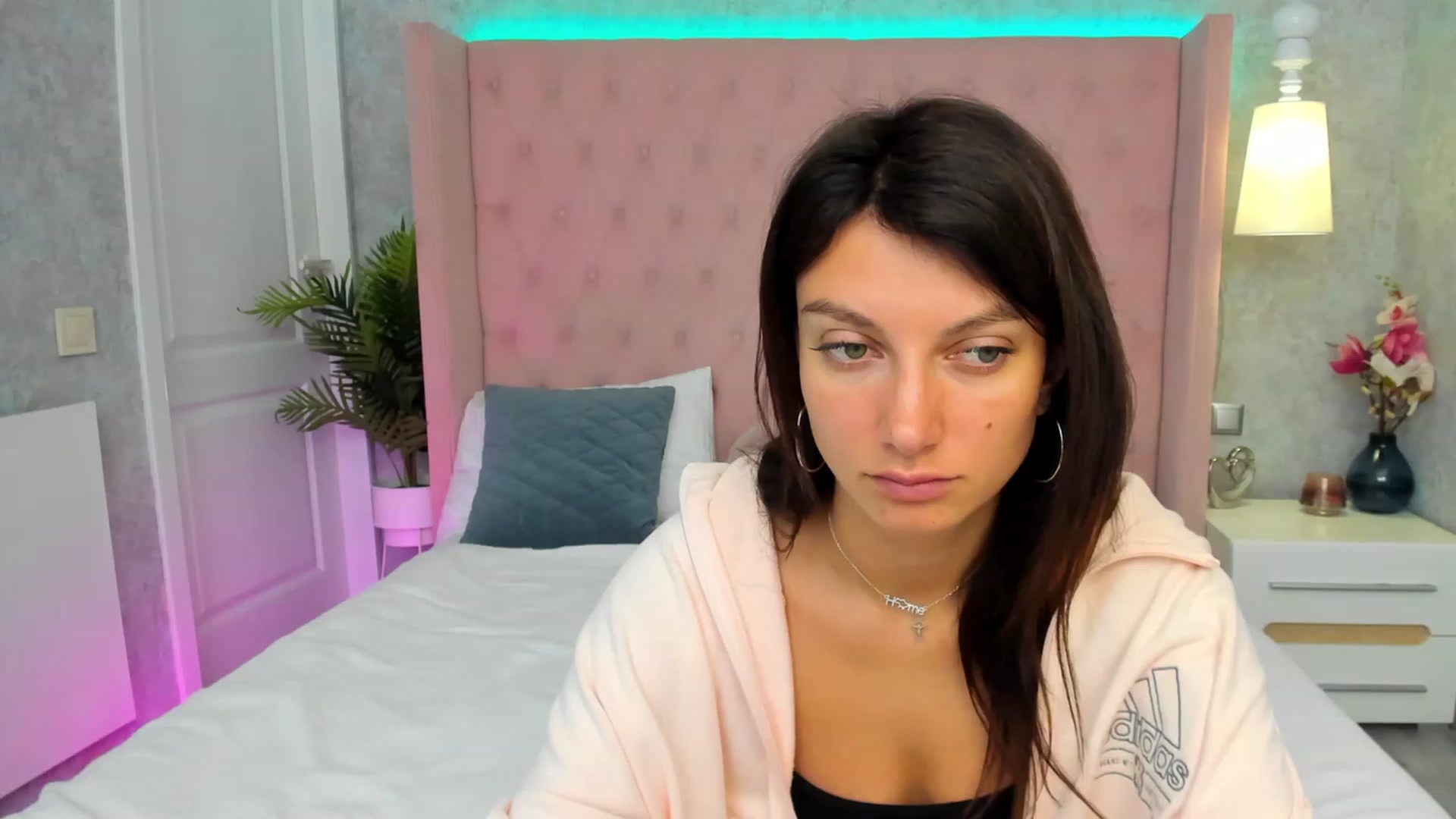 Gallery image thumbnail from LuckySandra's myfreecams stream on, 10/11/2023, 10:19 image 17 of 20