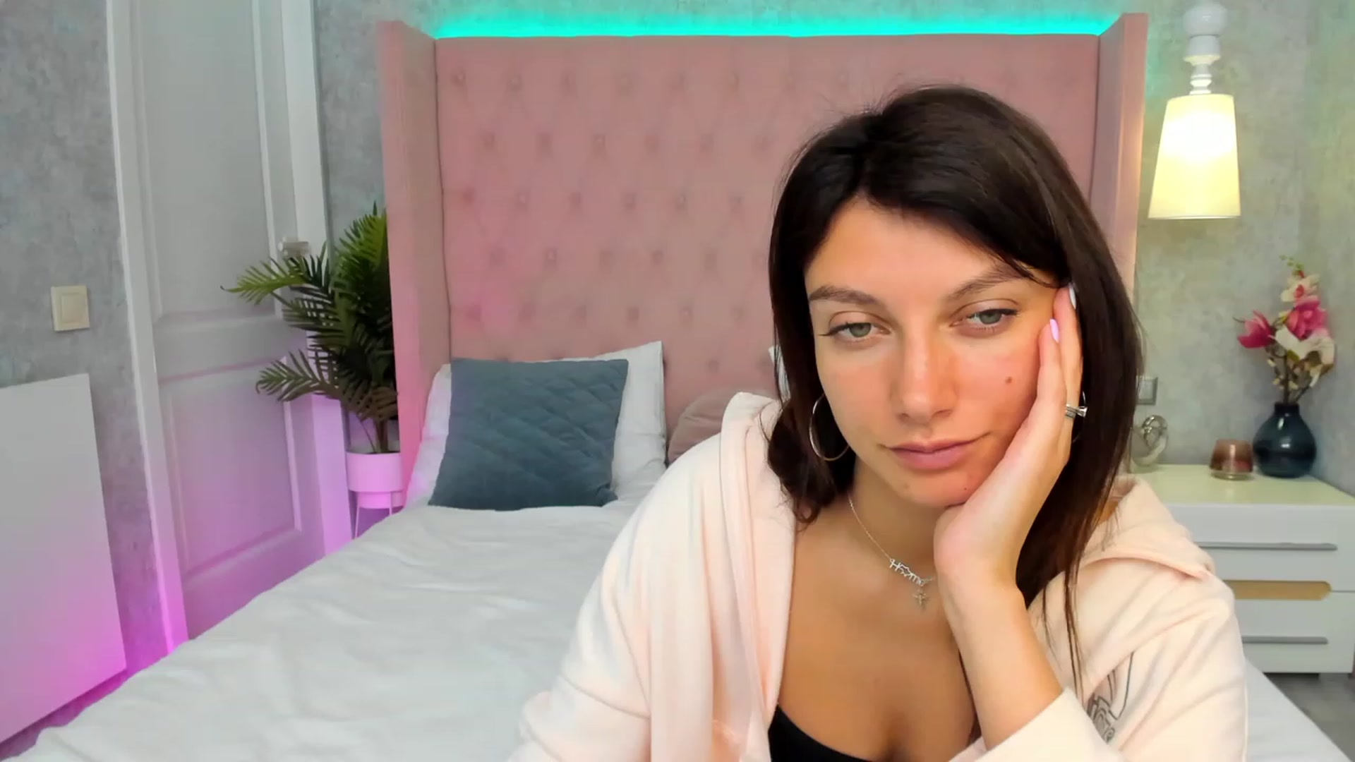 Gallery image thumbnail from LuckySandra's myfreecams stream on, 10/11/2023, 10:19 image 18 of 20