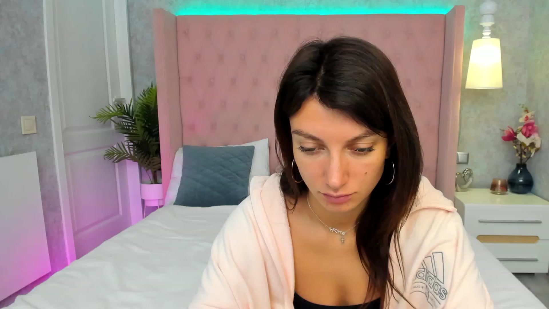 Gallery image thumbnail from LuckySandra's myfreecams stream on, 10/11/2023, 10:19 image 16 of 20