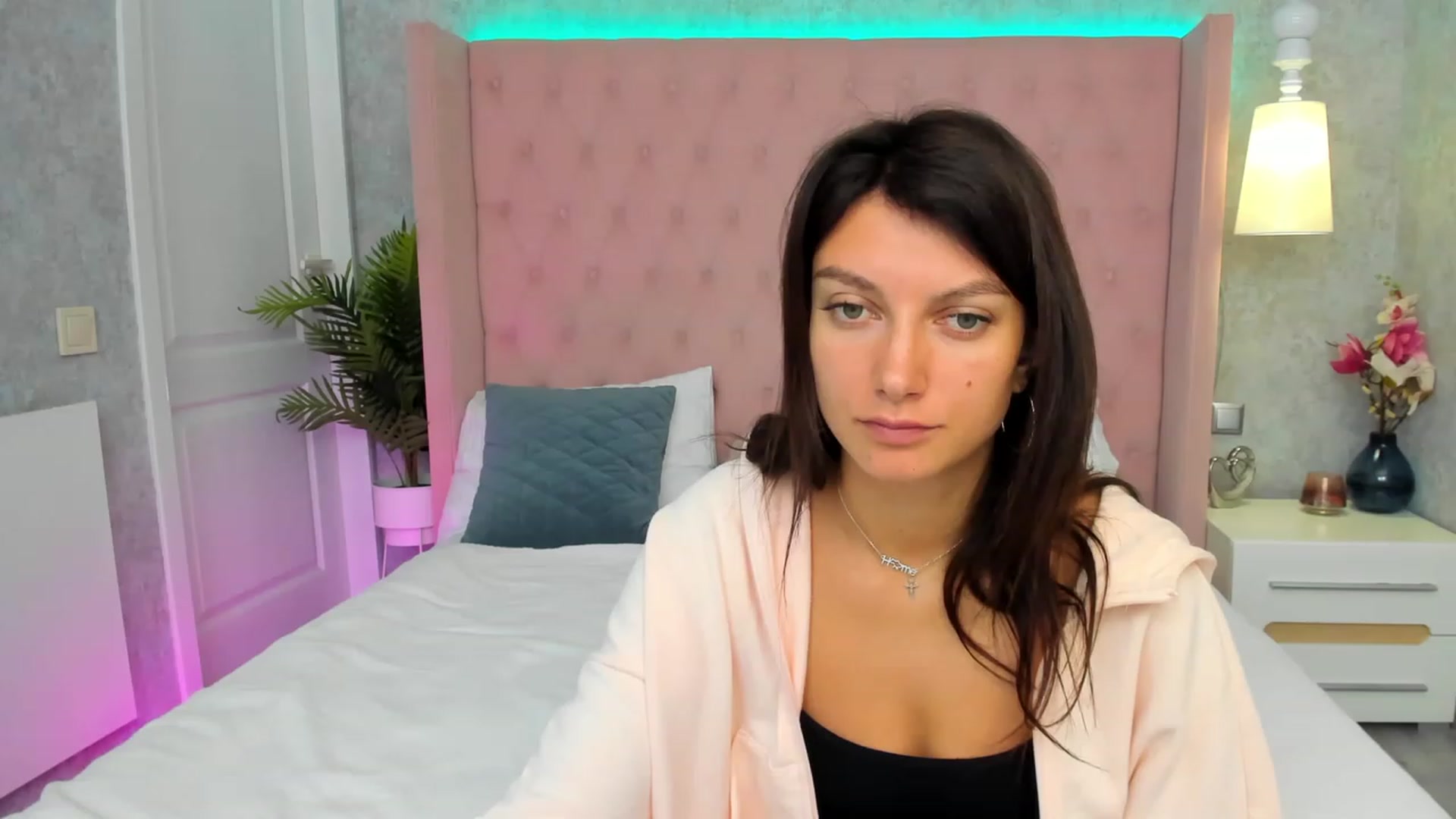 Gallery image thumbnail from LuckySandra's myfreecams stream on, 10/11/2023, 10:19 image 4 of 20