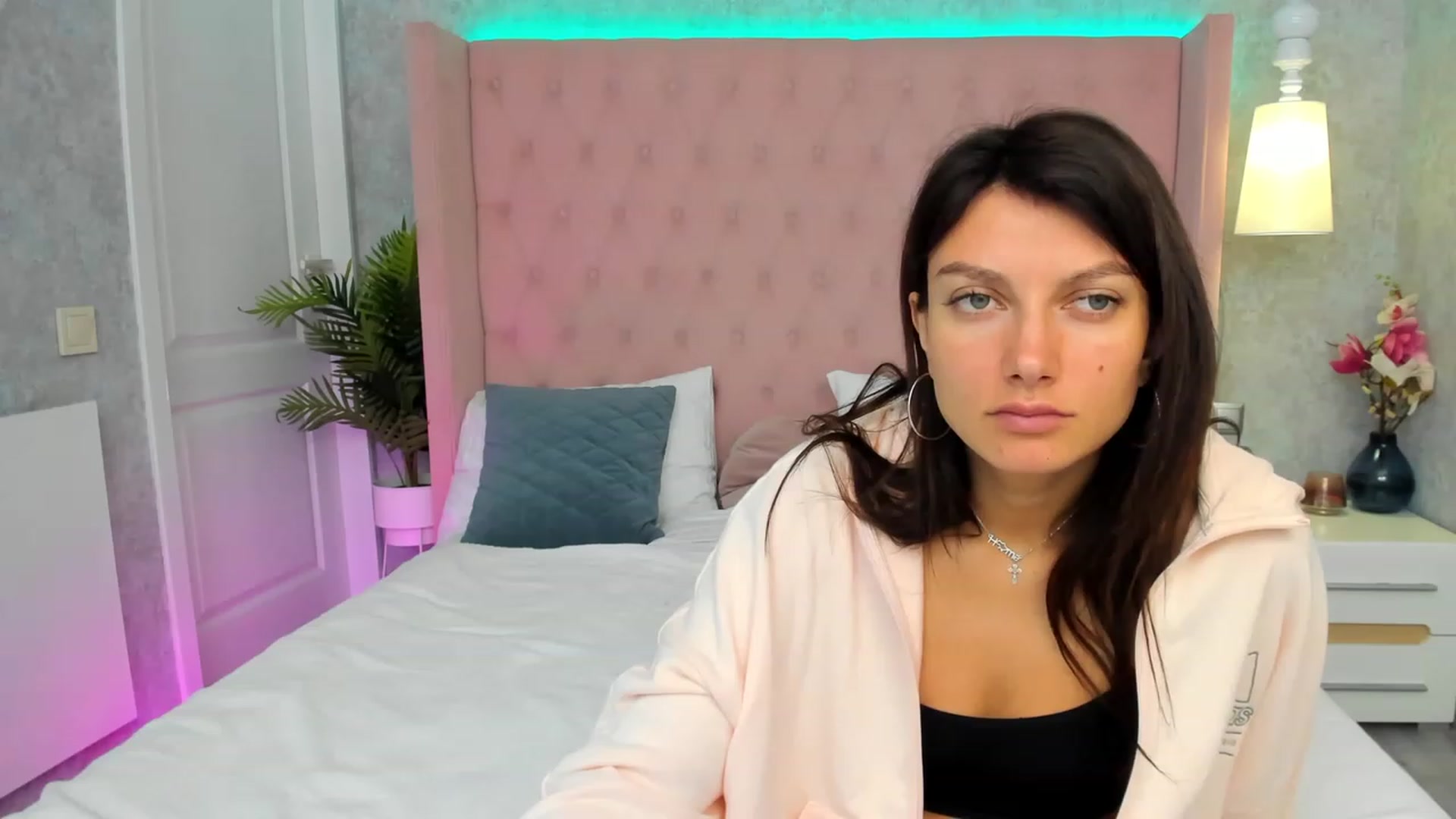 Gallery image thumbnail from LuckySandra's myfreecams stream on, 10/11/2023, 10:19 image 9 of 20