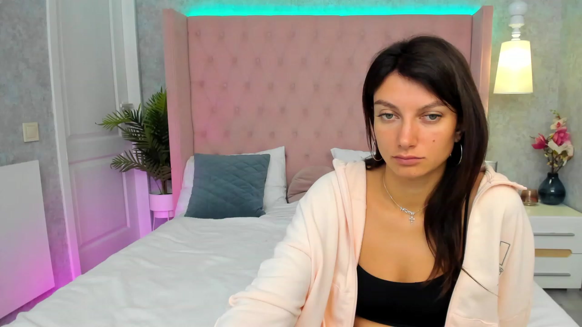 Gallery image thumbnail from LuckySandra's myfreecams stream on, 10/11/2023, 10:19 image 14 of 20