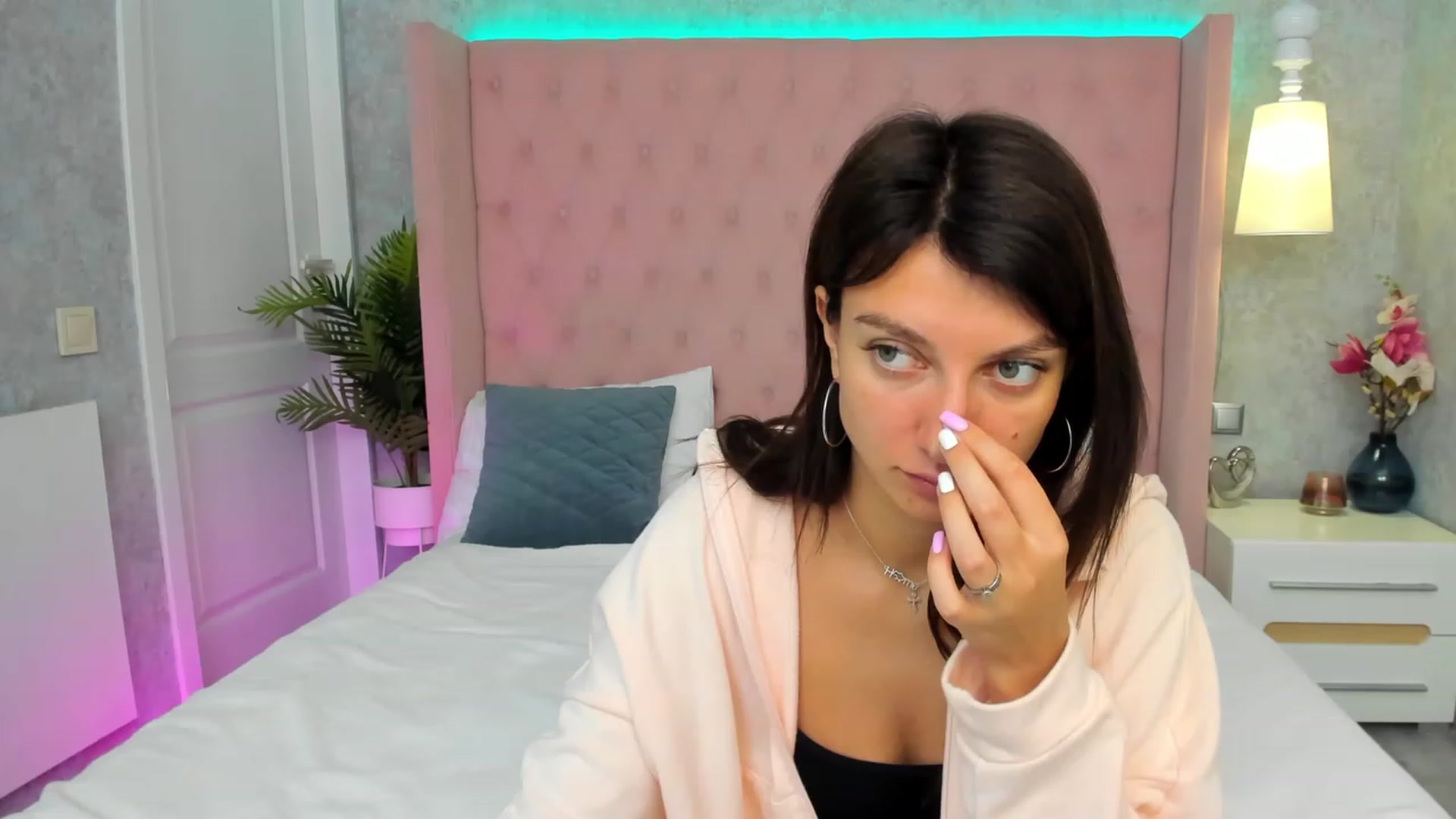 Gallery image thumbnail from LuckySandra's myfreecams stream on, 10/11/2023, 10:19 image 7 of 20