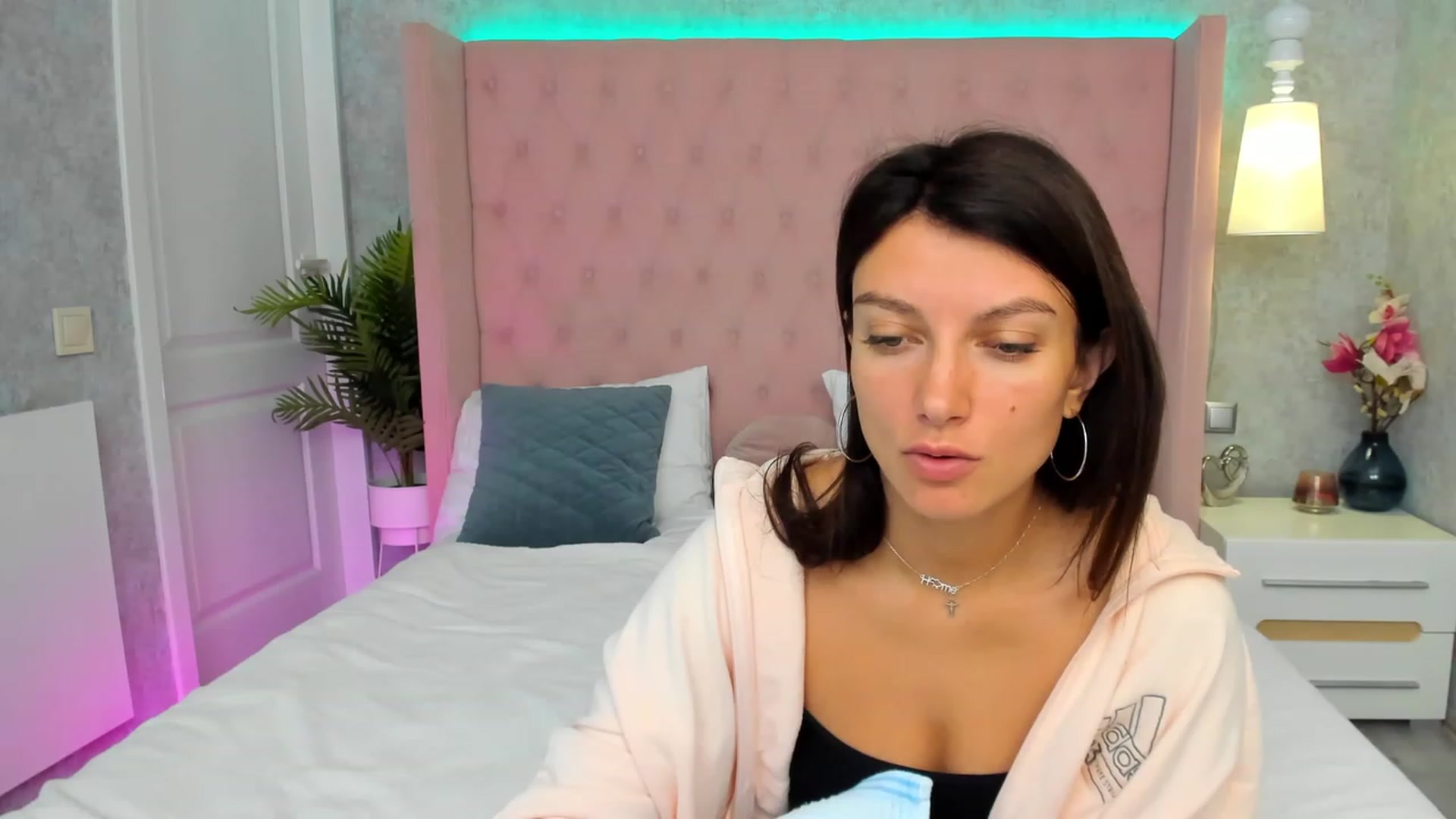 Gallery image thumbnail from LuckySandra's myfreecams stream on, 10/11/2023, 10:38 image 3 of 20