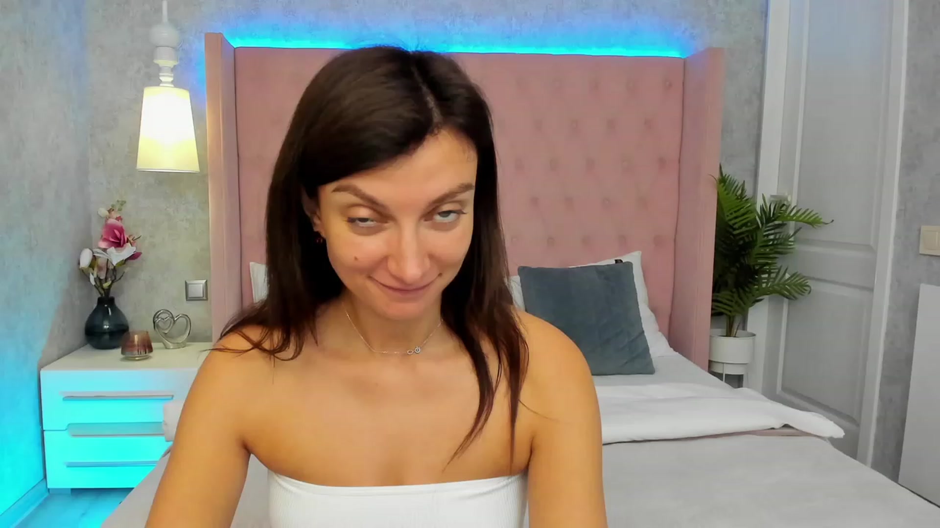 Gallery image thumbnail from LuckySandra's myfreecams stream on, 10/17/2023, 09:44 image 5 of 20