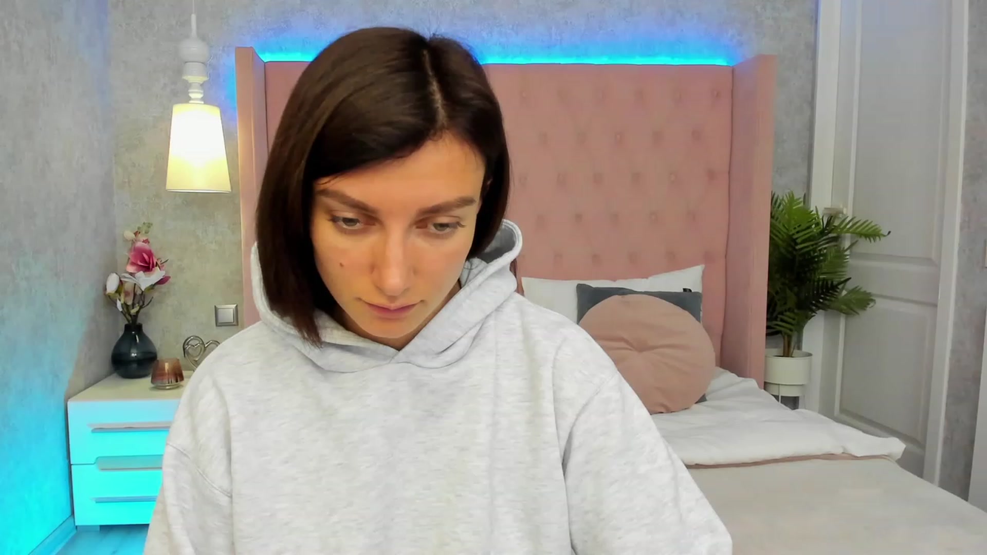 Gallery image thumbnail from LuckySandra's myfreecams stream on, 10/17/2023, 12:00 image 4 of 20