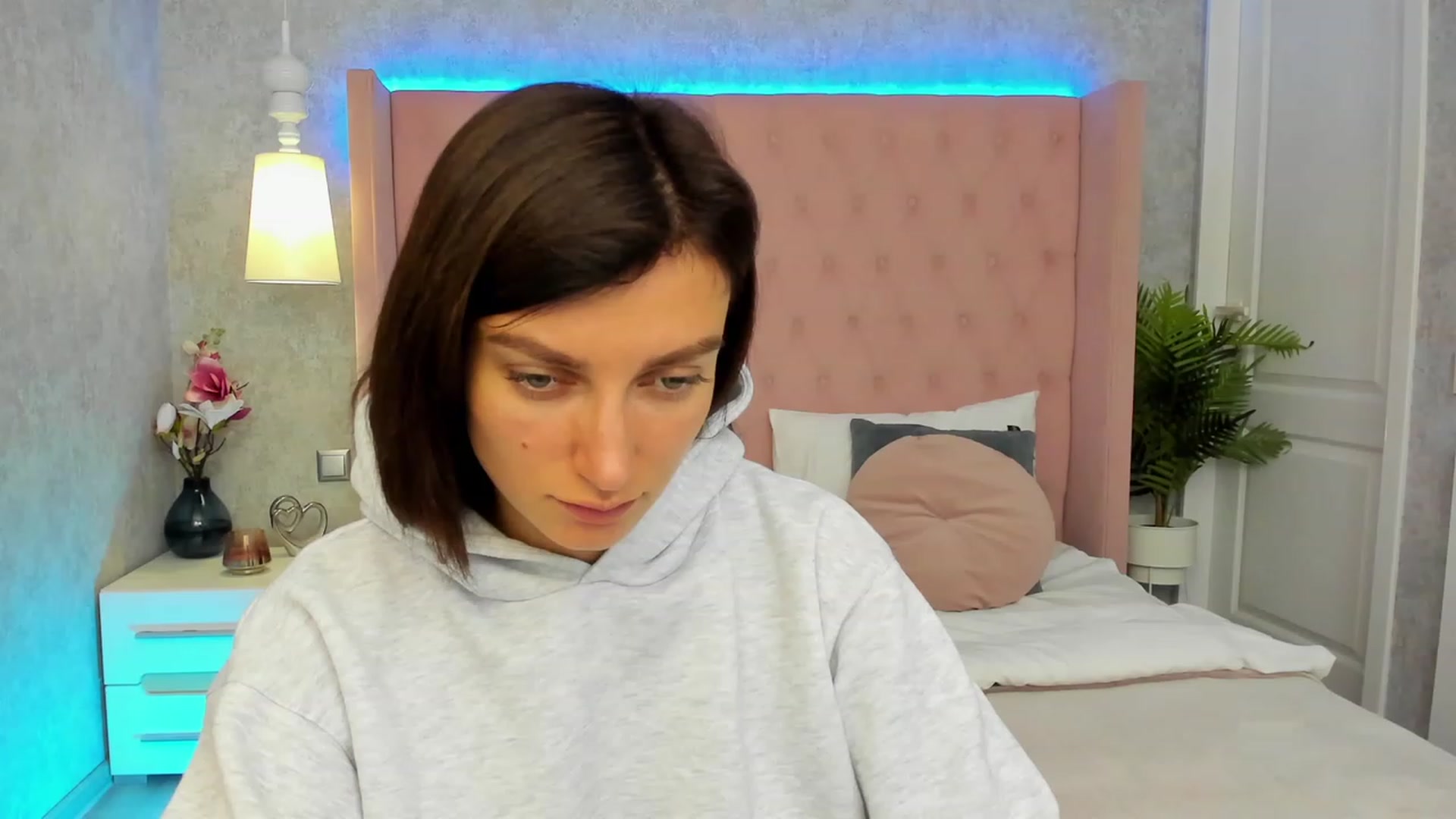 Gallery image thumbnail from LuckySandra's myfreecams stream on, 10/17/2023, 12:00 image 6 of 20