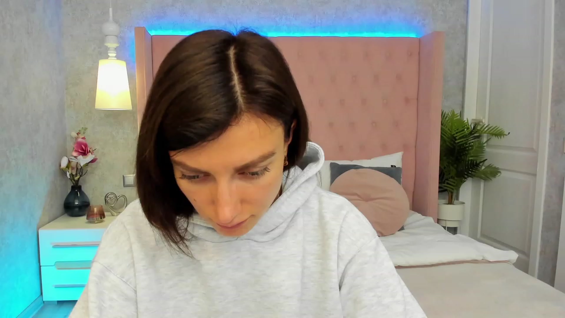 Gallery image thumbnail from LuckySandra's myfreecams stream on, 10/17/2023, 12:00 image 8 of 20