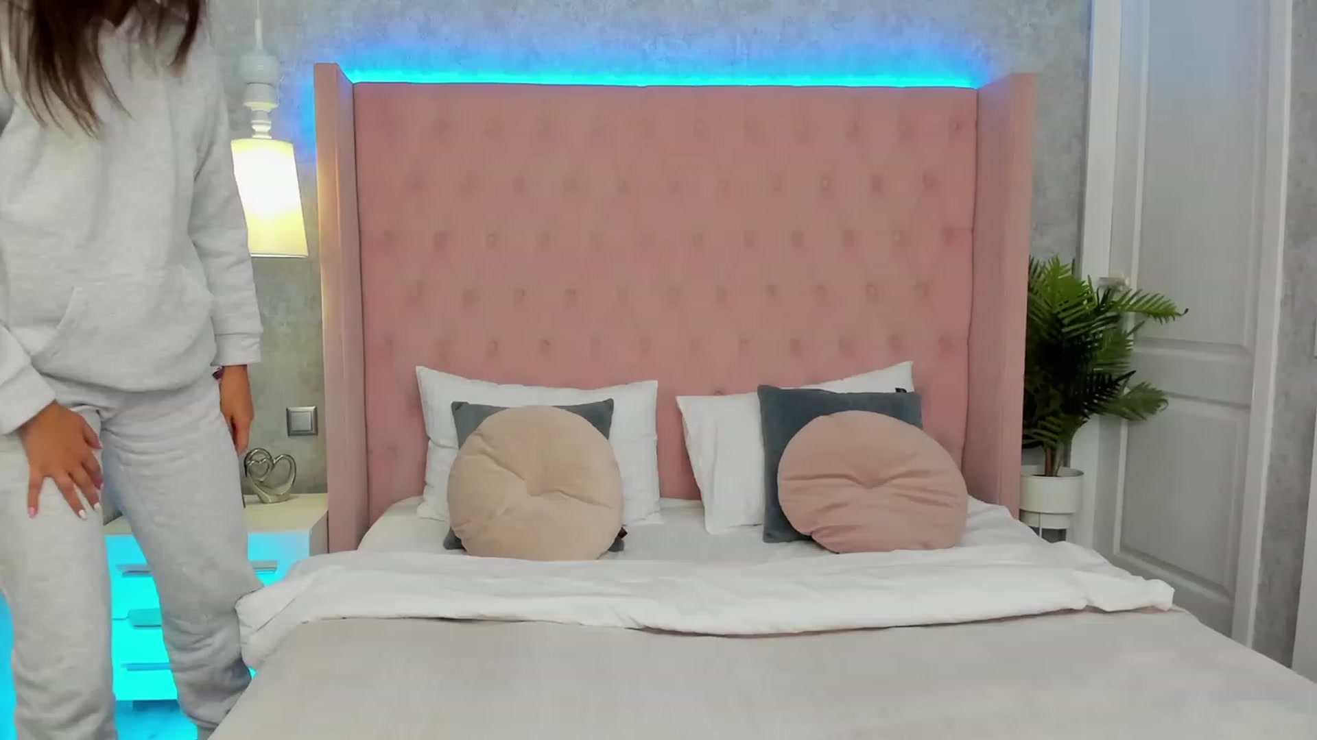 Gallery image thumbnail from LuckySandra's myfreecams stream on, 10/17/2023, 12:00 image 14 of 20
