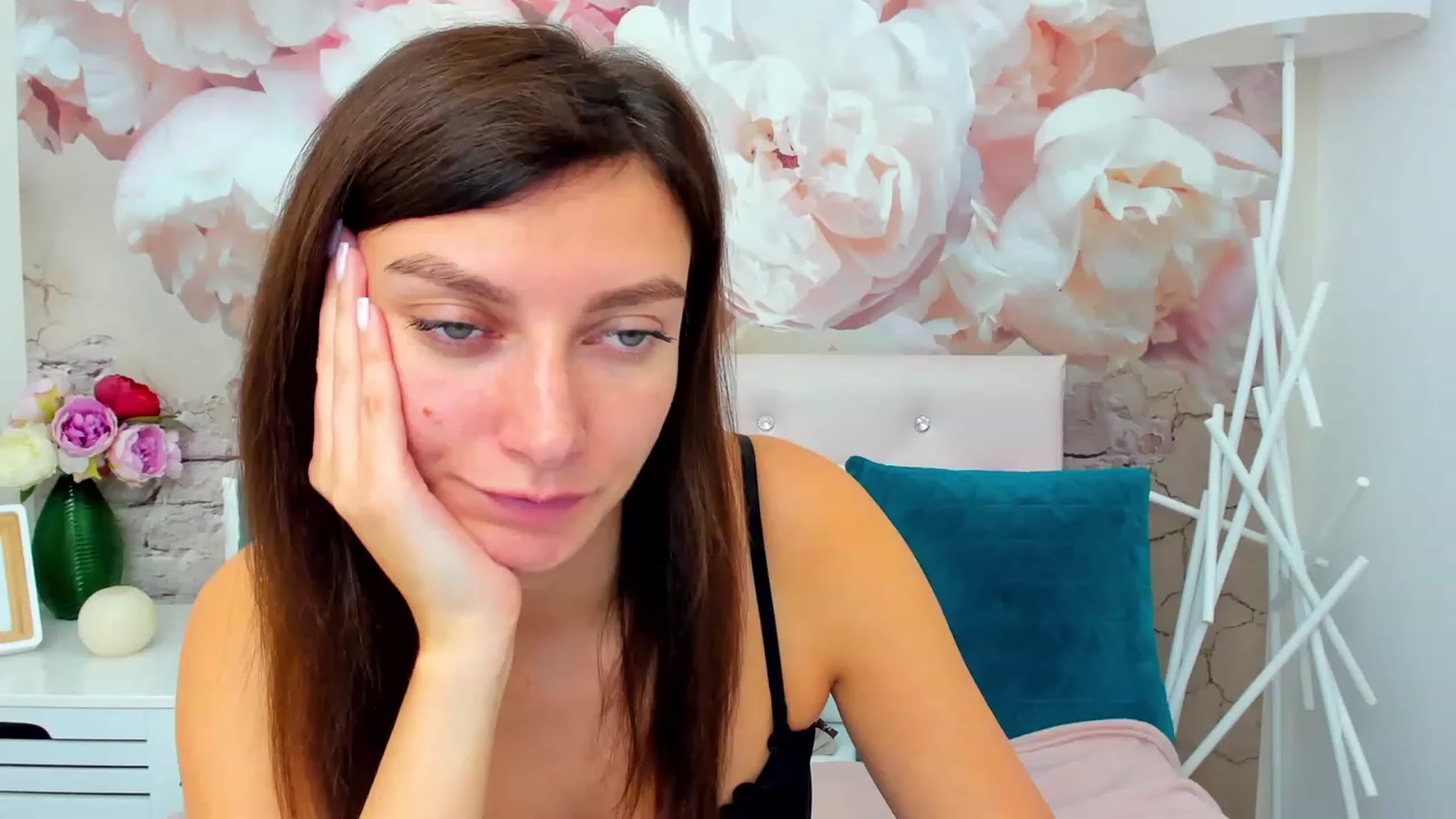 Gallery image thumbnail from LuckySandra's myfreecams stream on, 11/12/2023, 13:47 image 13 of 20