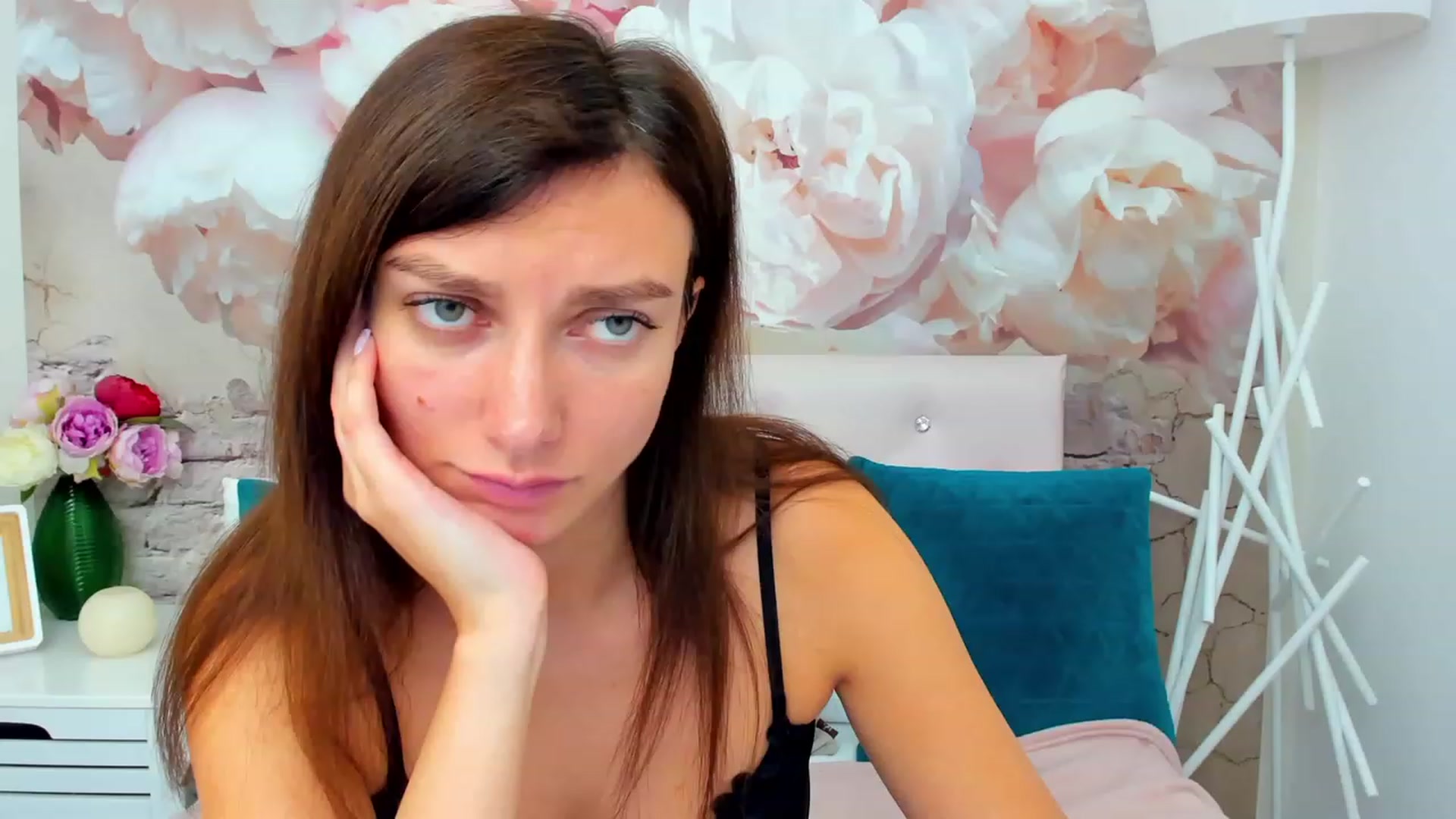 Gallery image thumbnail from LuckySandra's myfreecams stream on, 11/12/2023, 13:47 image 9 of 20