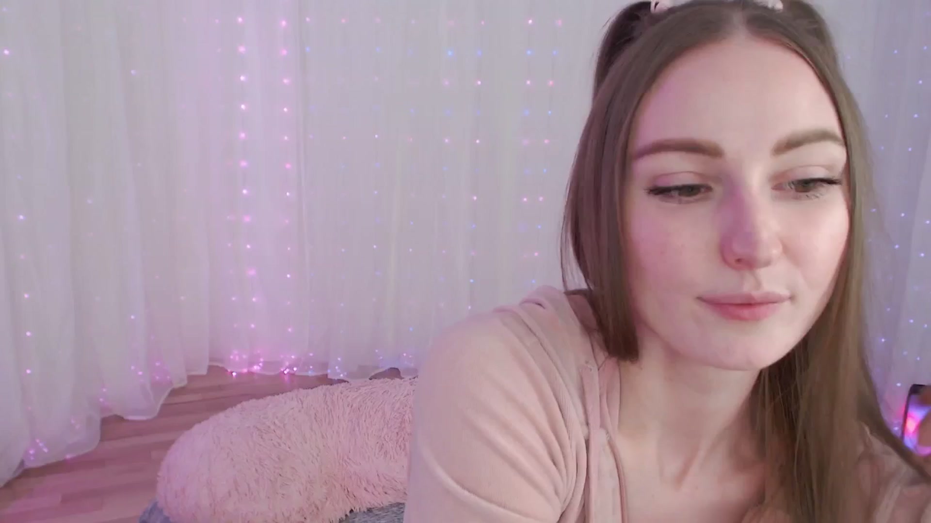 Gallery image thumbnail from LuckyWhore's myfreecams stream on, 03/26/2025, 02:23 image 10 of 20