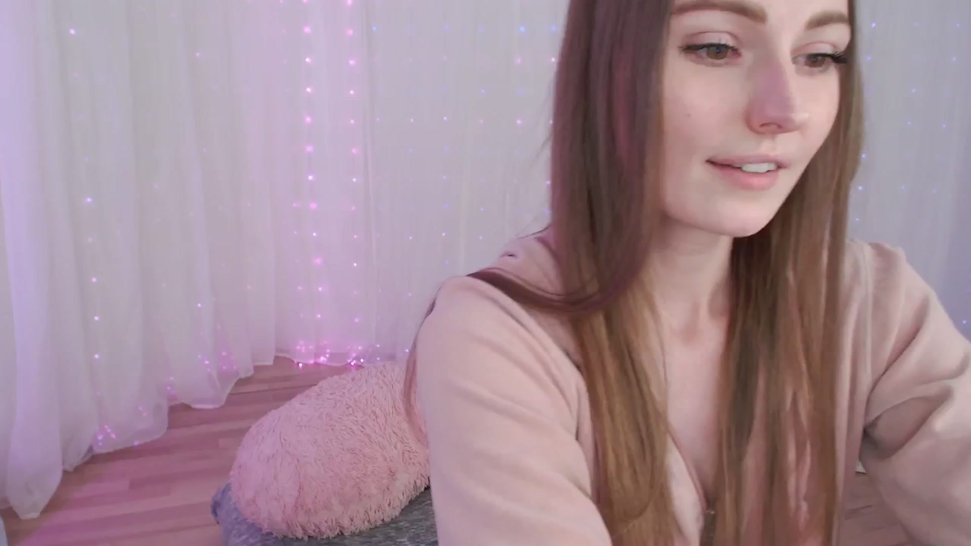 Gallery image thumbnail from LuckyWhore's myfreecams stream on, 03/26/2025, 02:23 image 2 of 20