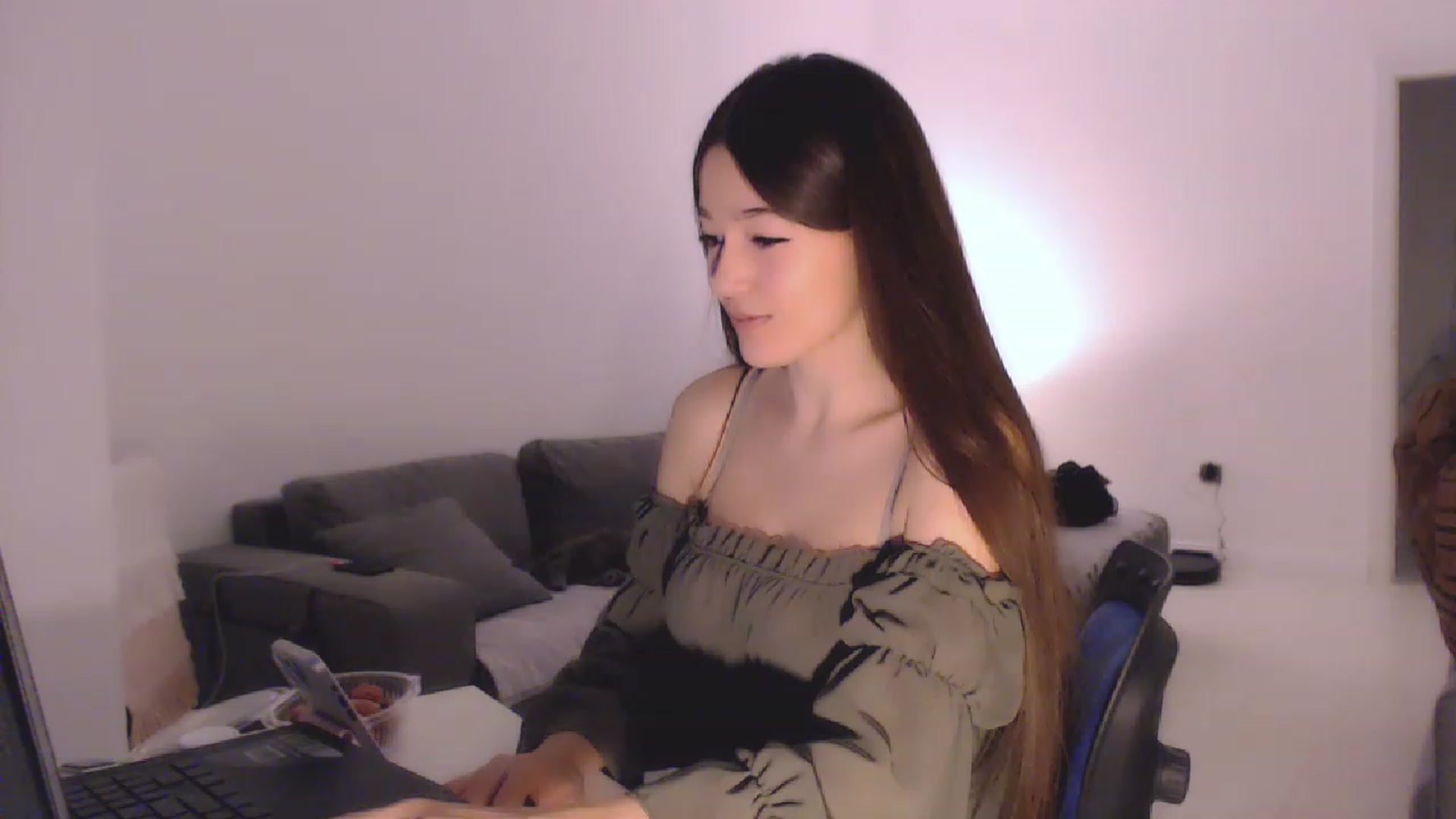 Gallery image thumbnail from Lucky_V's myfreecams stream on, 04/14/2023, 23:51 image 7 of 20