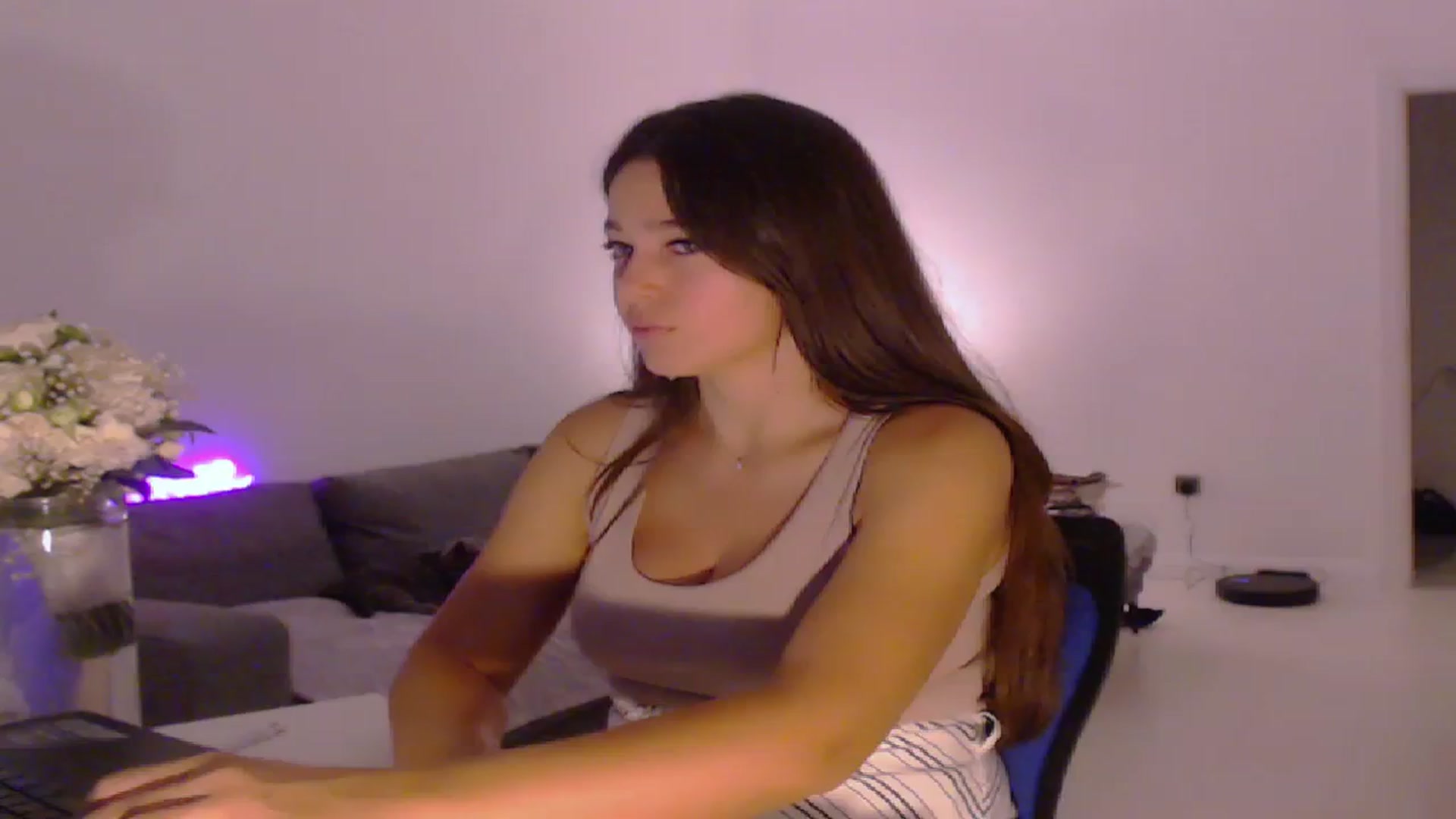 Gallery image thumbnail from Lucky_V's myfreecams stream on, 08/06/2023, 22:14 image 20 of 20