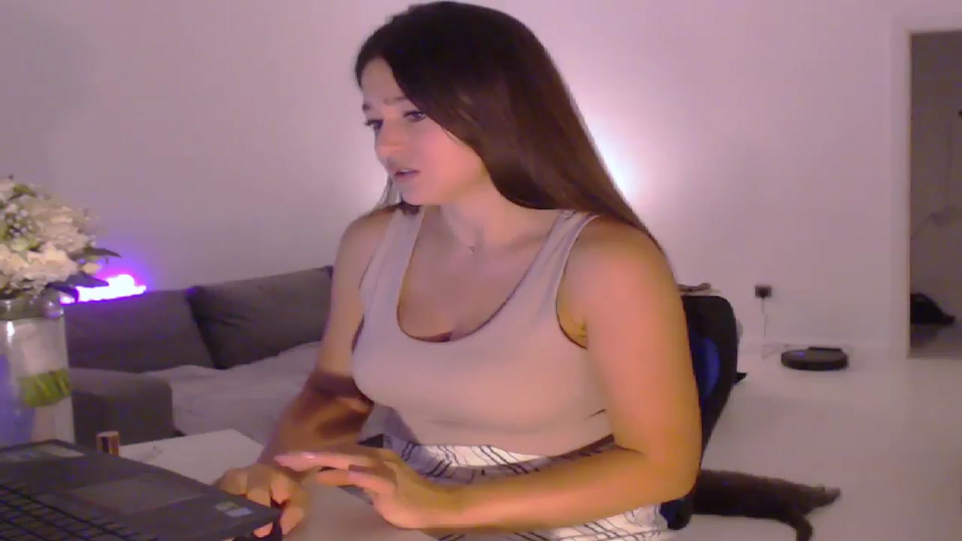 Gallery image thumbnail from Lucky_V's myfreecams stream on, 08/06/2023, 23:28 image 17 of 20