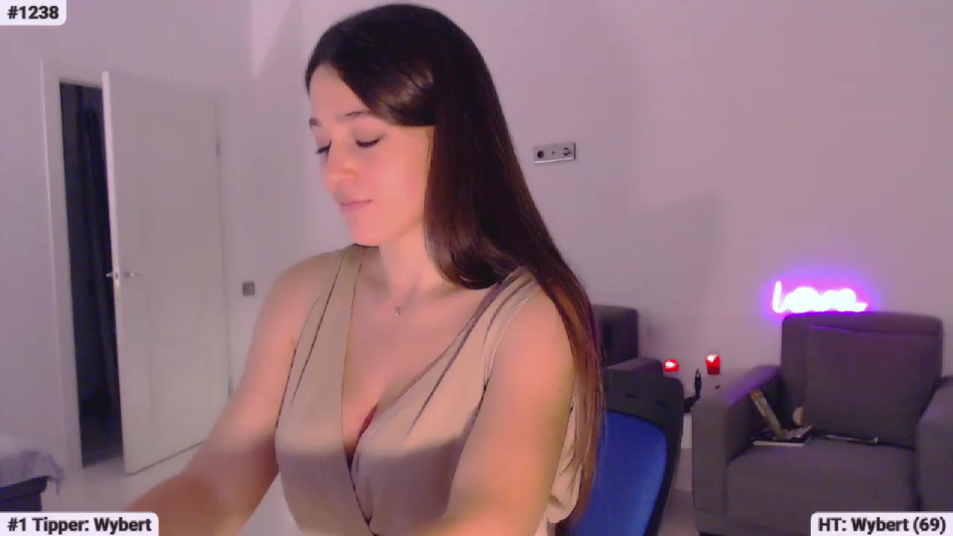 Gallery image thumbnail from Lucky_V's myfreecams stream on, 10/28/2023, 21:52 image 19 of 20