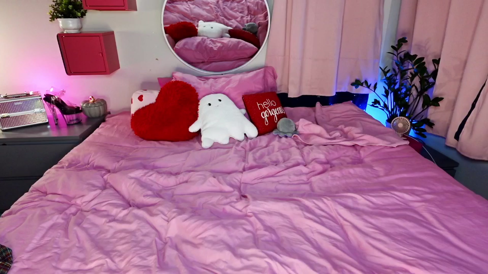 Gallery image thumbnail from LucyLovecox's myfreecams stream on, 10/29/2025, 03:19 image 17 of 20