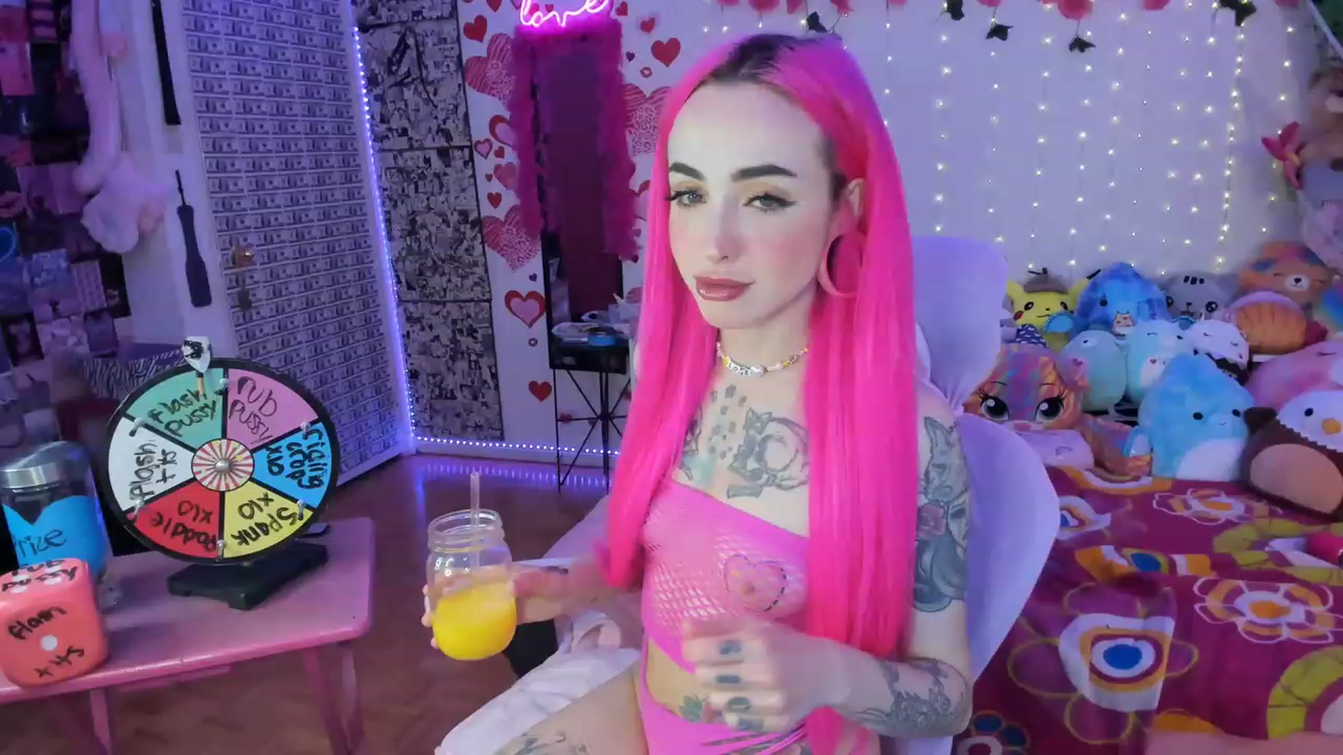 Gallery image thumbnail from LucyLovesick's myfreecams stream on, 12/06/2022, 02:10 image 8 of 20