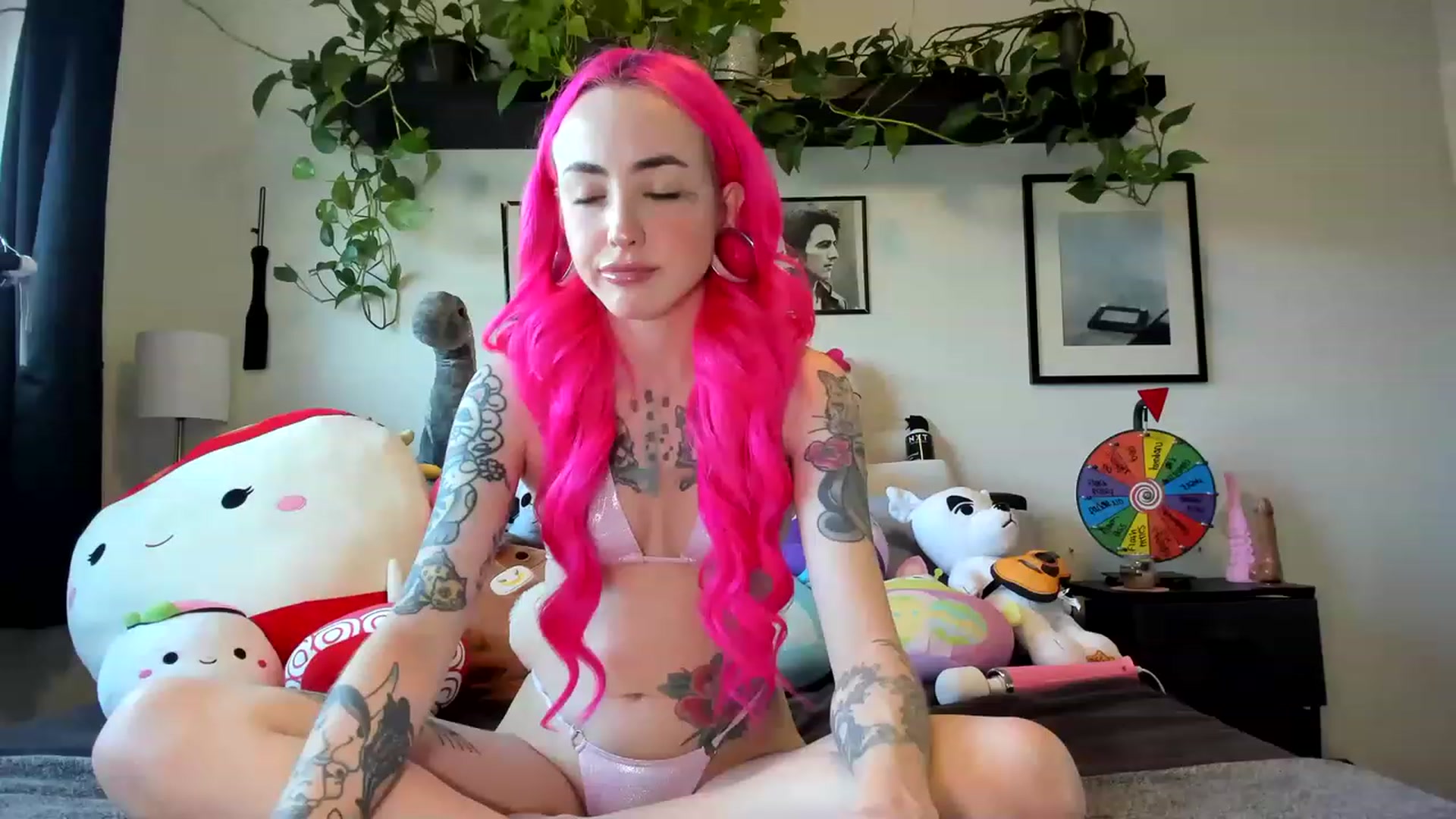 Gallery image thumbnail from LucyLovesick's myfreecams stream on, 04/18/2023, 24:12 image 20 of 20