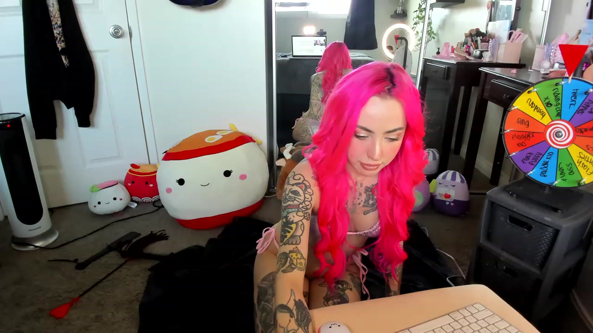 Gallery image thumbnail from LucyLovesick's myfreecams stream on, 04/19/2023, 24:03 image 3 of 20