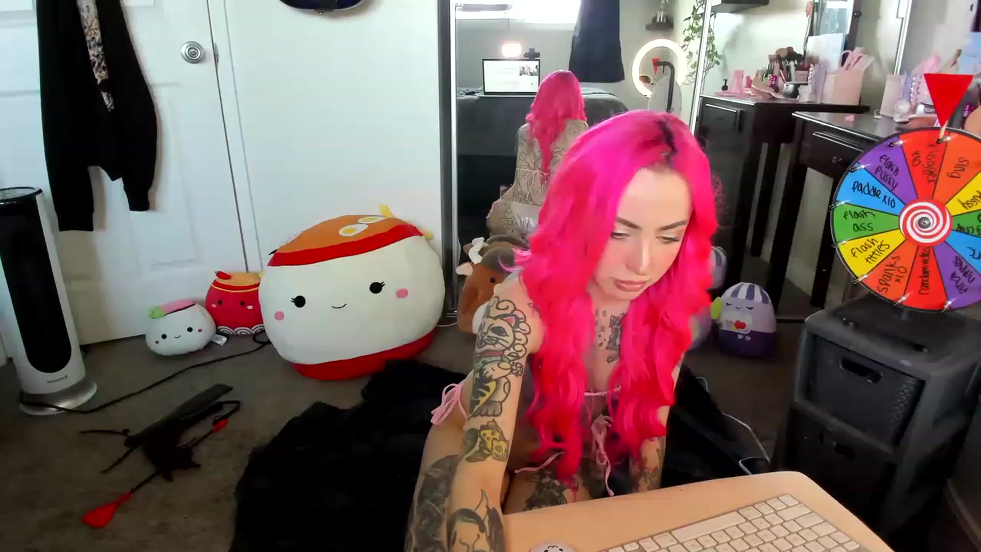 Gallery image thumbnail from LucyLovesick's myfreecams stream on, 04/19/2023, 24:03 image 4 of 20