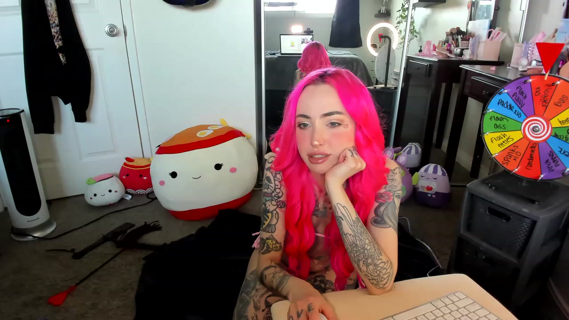 Gallery image thumbnail from LucyLovesick's myfreecams stream on, 04/19/2023, 24:03 image 1 of 20