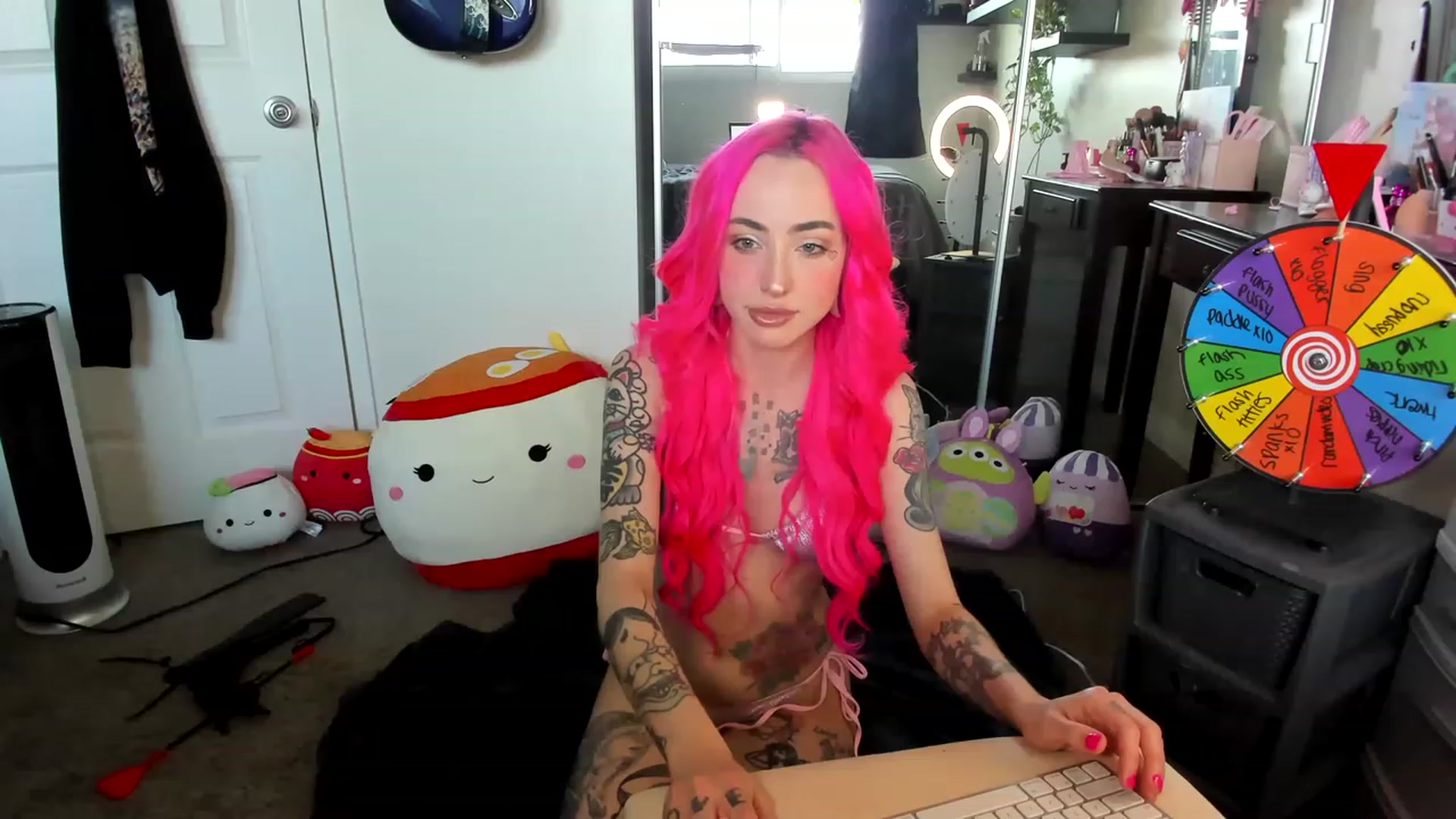 Gallery image thumbnail from LucyLovesick's myfreecams stream on, 04/19/2023, 24:03 image 9 of 20