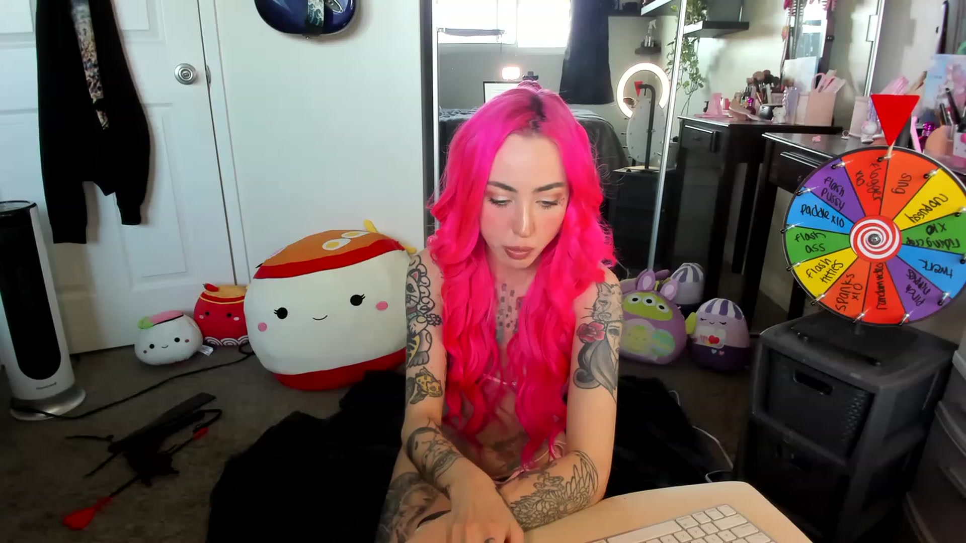 Gallery image thumbnail from LucyLovesick's myfreecams stream on, 04/19/2023, 24:03 image 10 of 20