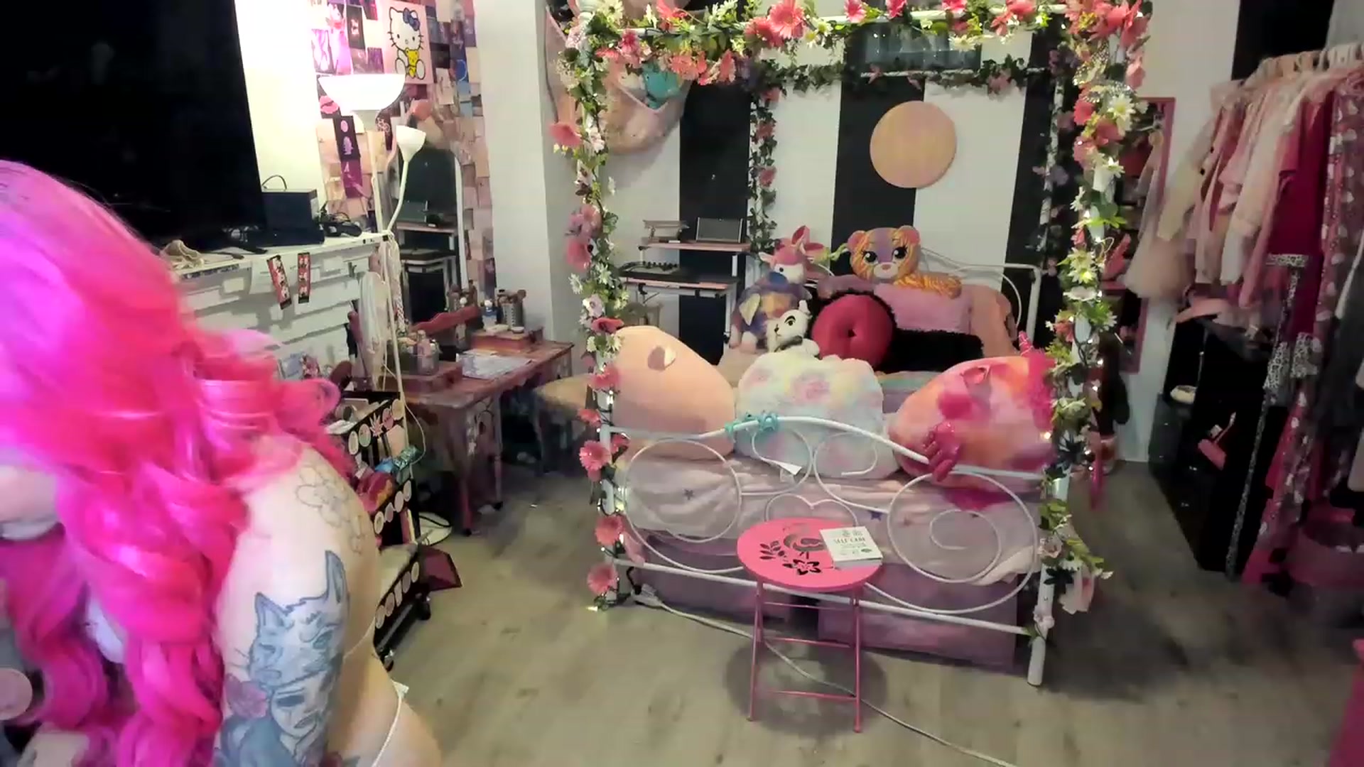 Gallery image thumbnail from LucyLovesick's myfreecams stream on, 05/07/2023, 24:02 image 5 of 20
