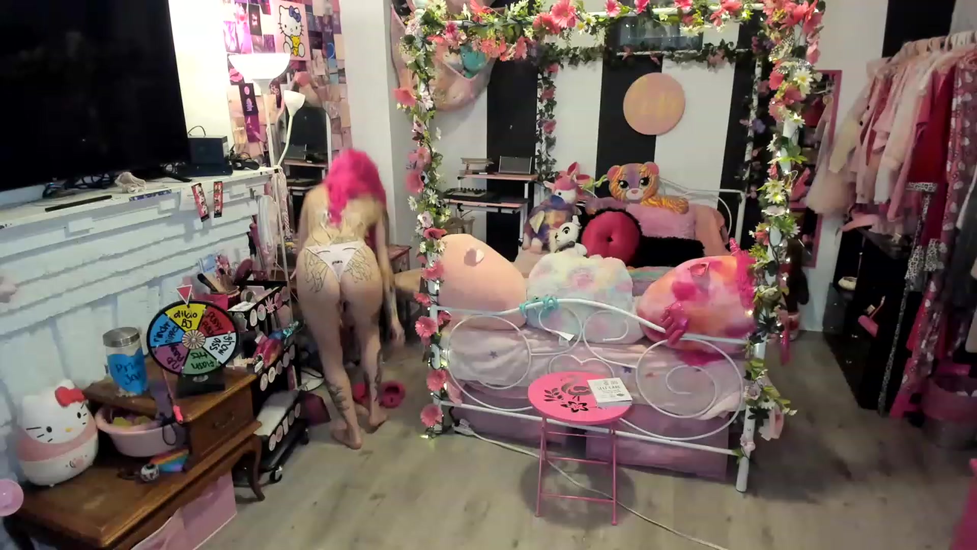 Gallery image thumbnail from LucyLovesick's myfreecams stream on, 05/07/2023, 24:02 image 3 of 20