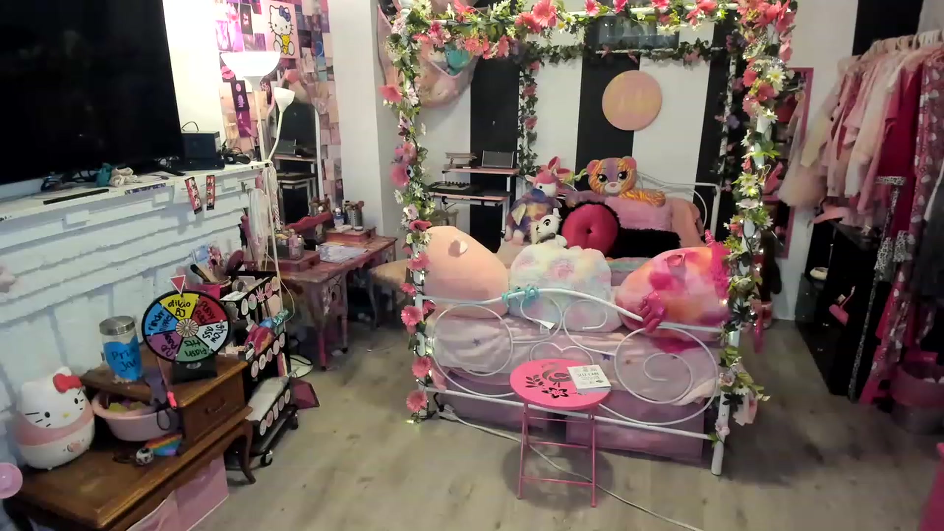 Gallery image thumbnail from LucyLovesick's myfreecams stream on, 05/07/2023, 24:02 image 6 of 20