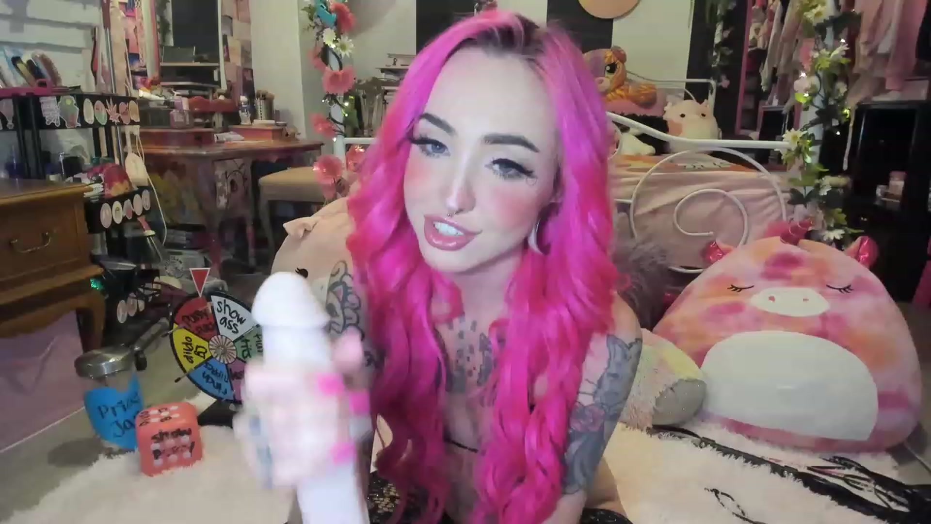 Gallery image thumbnail from LucyLovesick's myfreecams stream on, 05/17/2023, 02:20 image 2 of 20