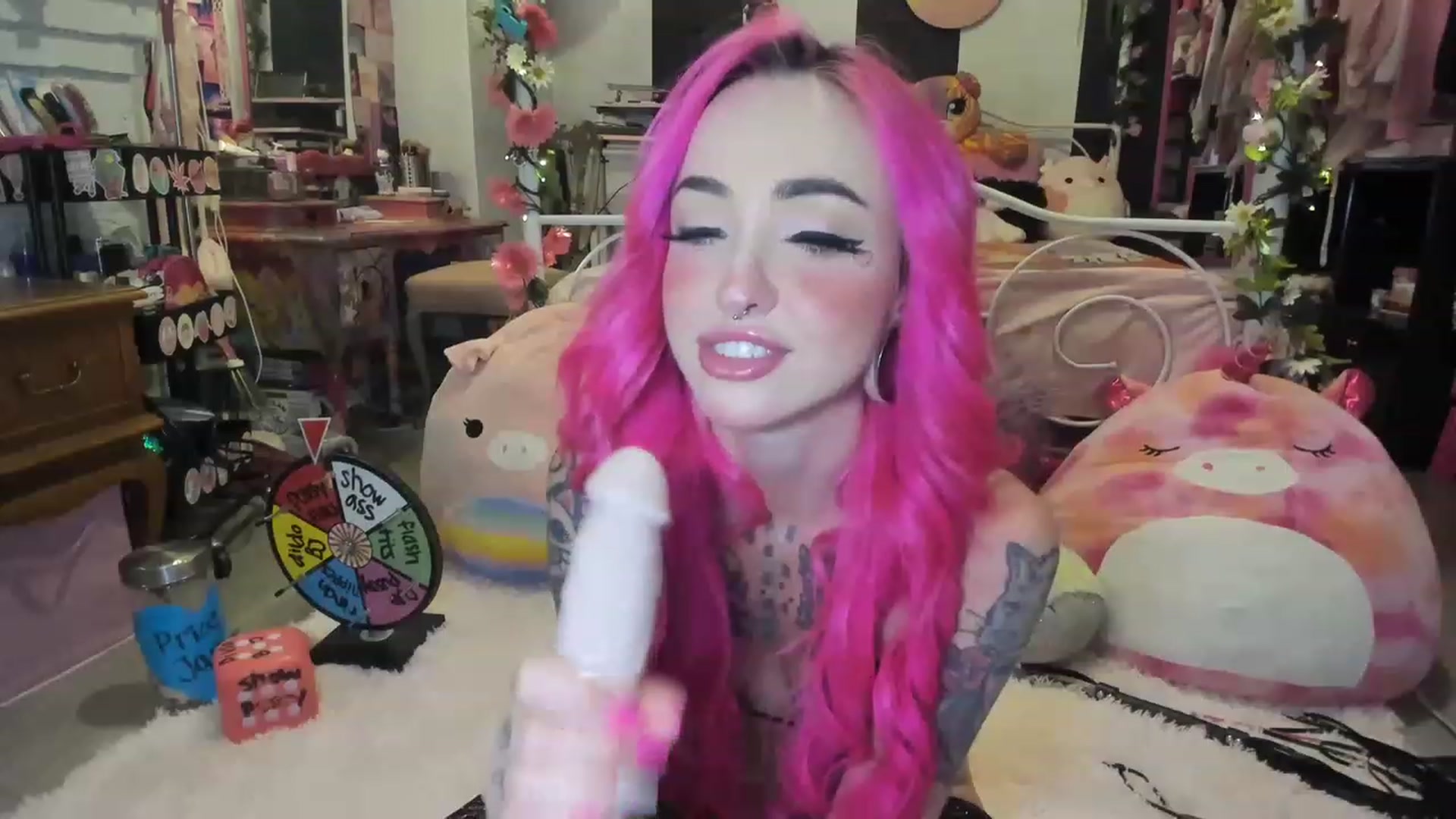 Gallery image thumbnail from LucyLovesick's myfreecams stream on, 05/17/2023, 02:20 image 3 of 20