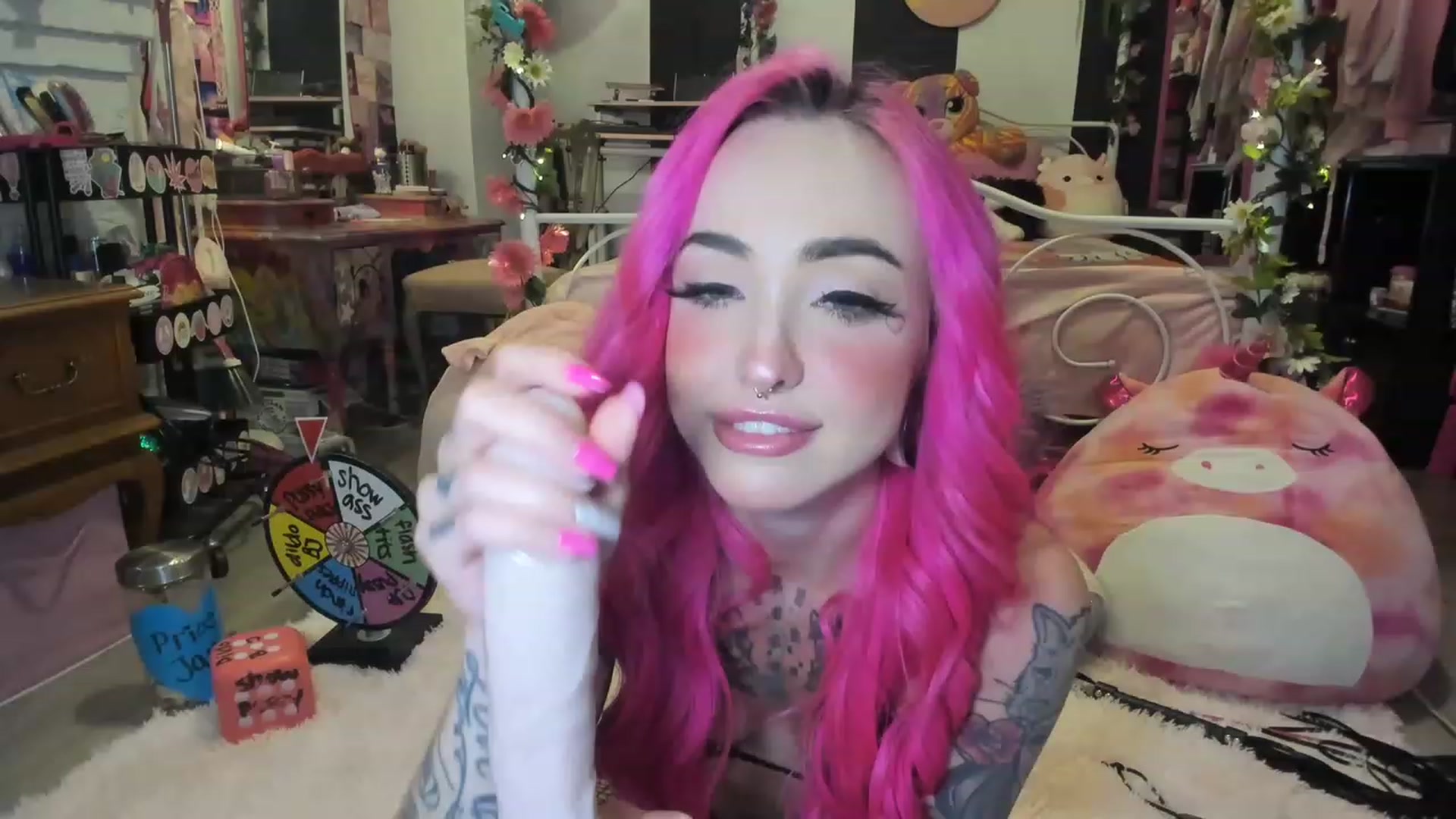 Gallery image thumbnail from LucyLovesick's myfreecams stream on, 05/17/2023, 02:20 image 1 of 20