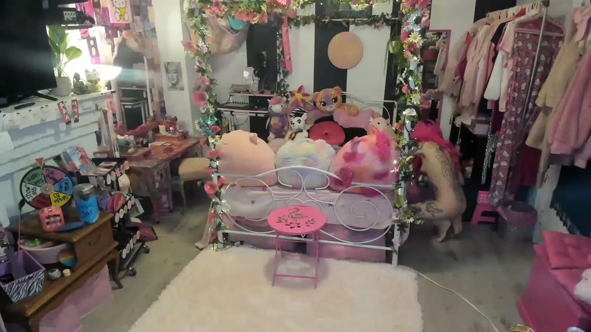 Gallery image thumbnail from LucyLovesick's myfreecams stream on, 05/20/2023, 01:19 image 7 of 20