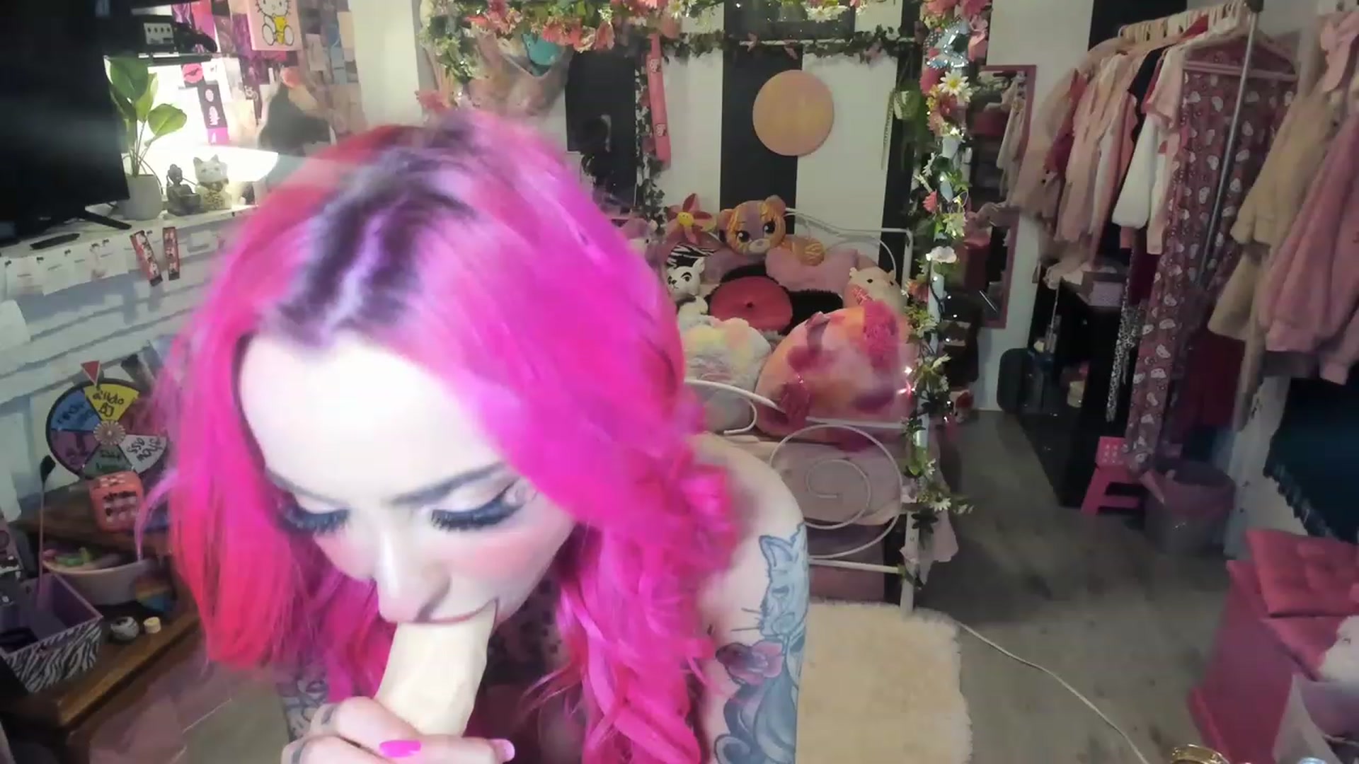 Gallery image thumbnail from LucyLovesick's myfreecams stream on, 05/20/2023, 01:19 image 9 of 20