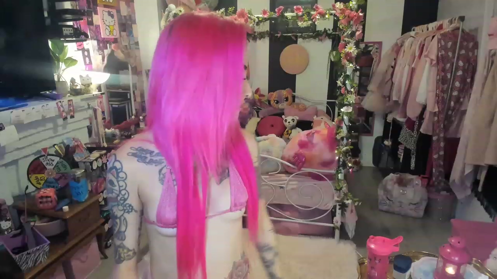 Gallery image thumbnail from LucyLovesick's myfreecams stream on, 05/21/2023, 01:34 image 6 of 20
