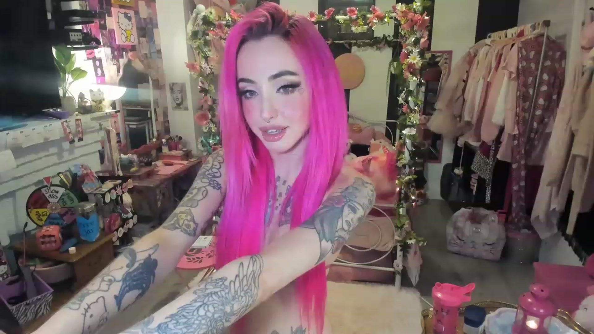 Gallery image thumbnail from LucyLovesick's myfreecams stream on, 05/21/2023, 01:34 image 17 of 20