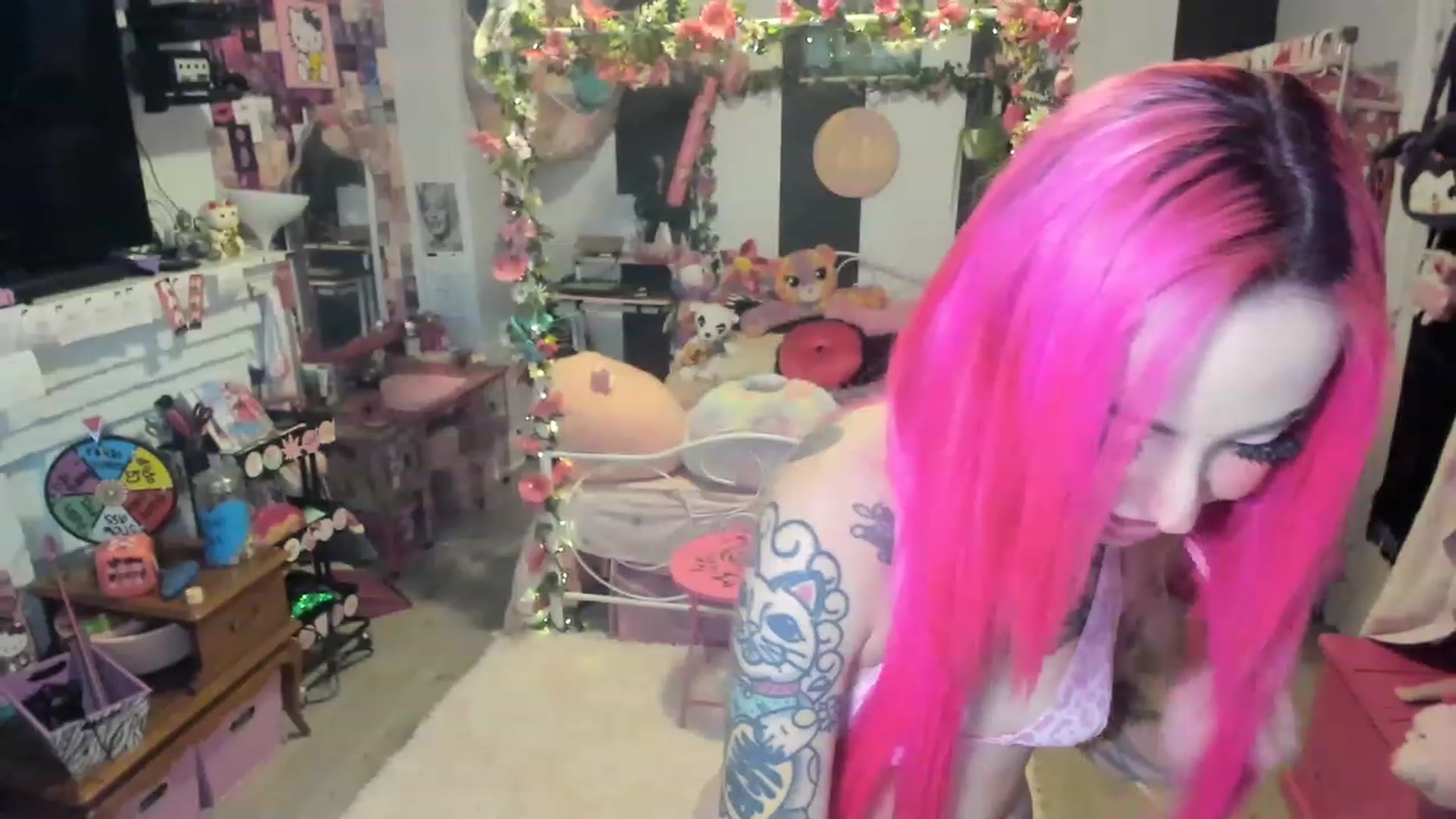Gallery image thumbnail from LucyLovesick's myfreecams stream on, 05/26/2023, 22:24 image 15 of 20