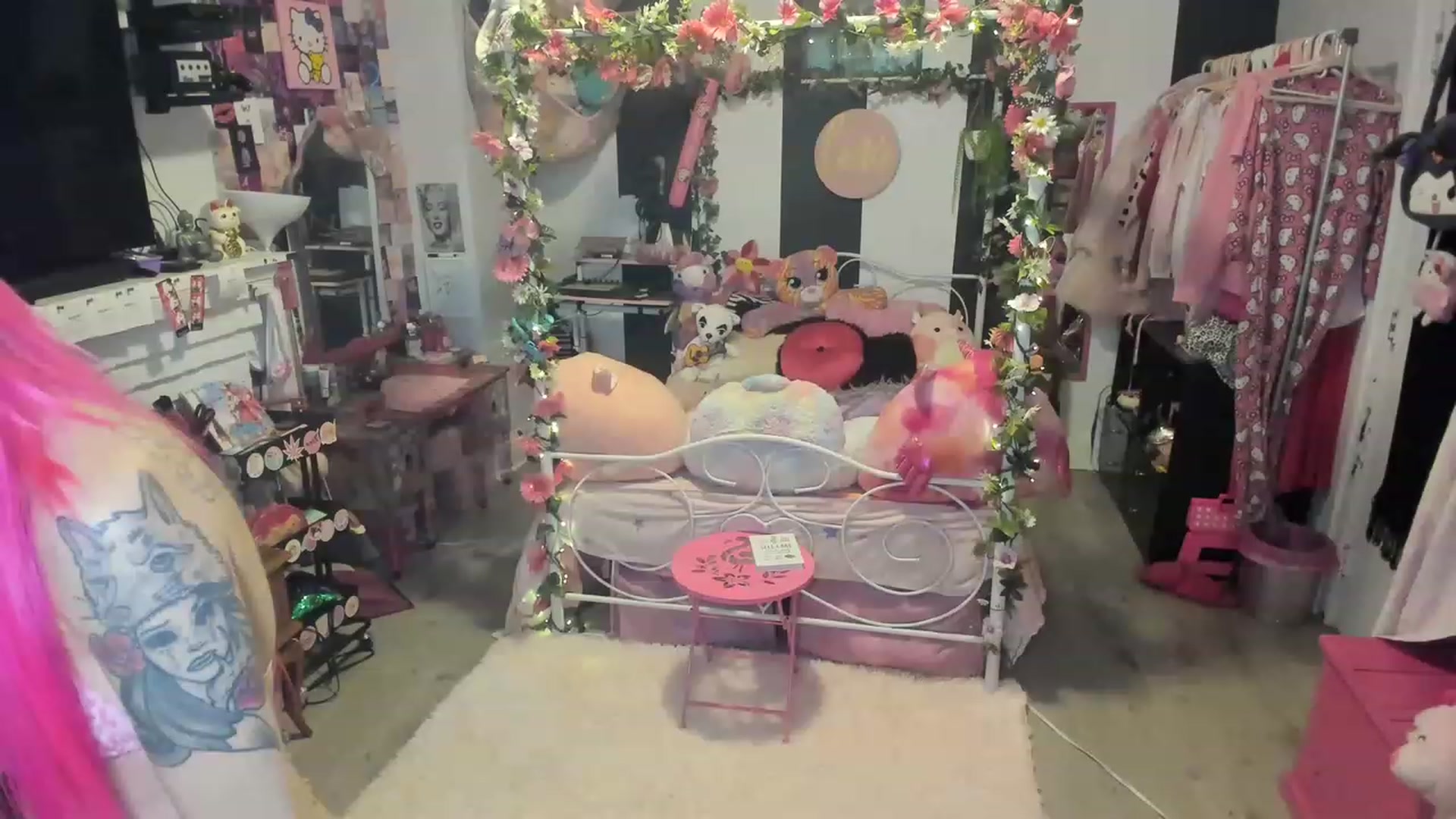 Gallery image thumbnail from LucyLovesick's myfreecams stream on, 05/26/2023, 22:24 image 1 of 20