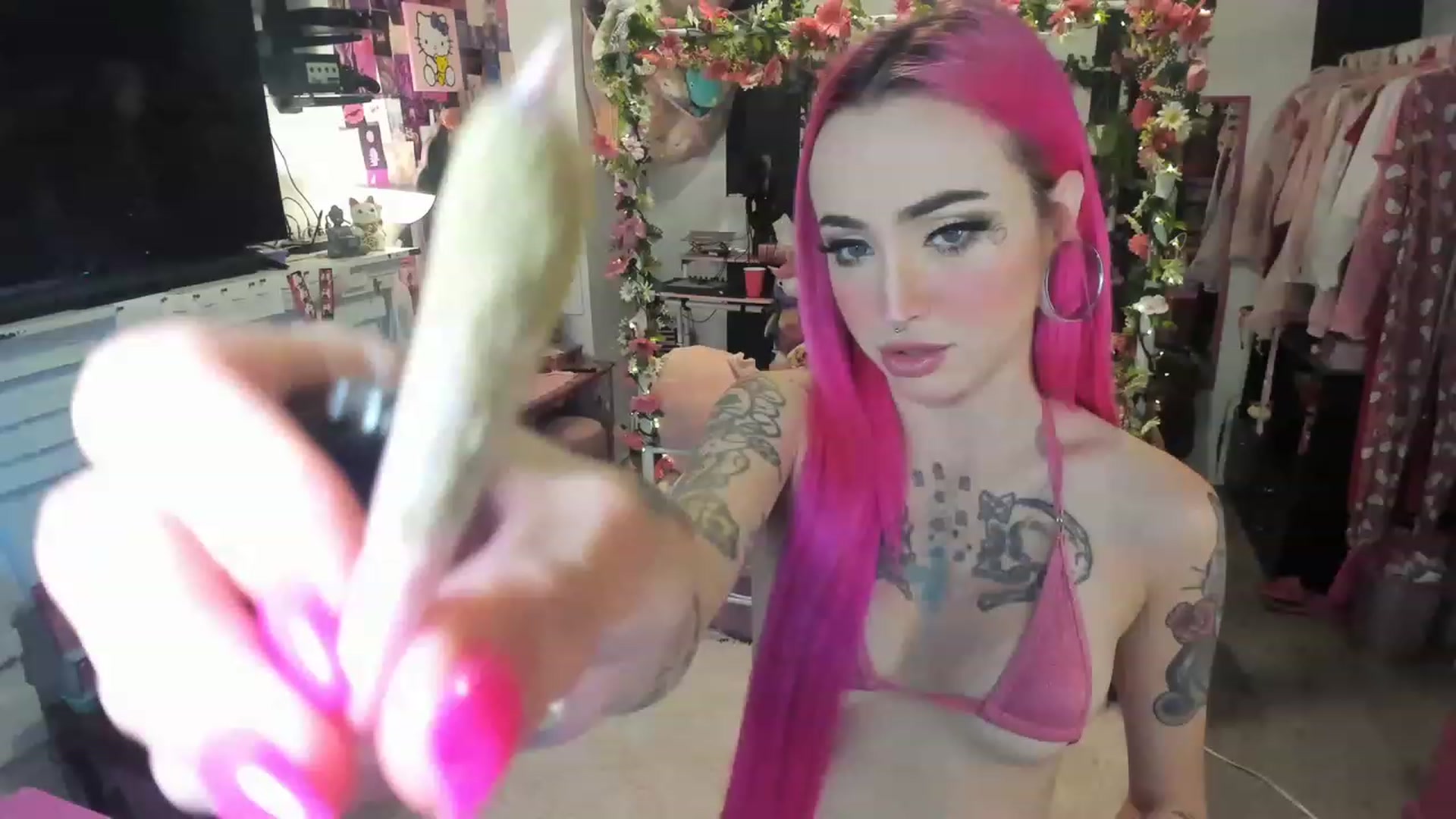 Gallery image thumbnail from LucyLovesick's myfreecams stream on, 05/30/2023, 20:23 image 16 of 20