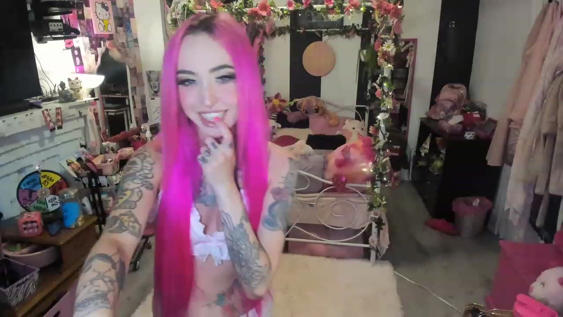 Gallery image thumbnail from LucyLovesick's myfreecams stream on, 06/02/2023, 24:13 image 3 of 20