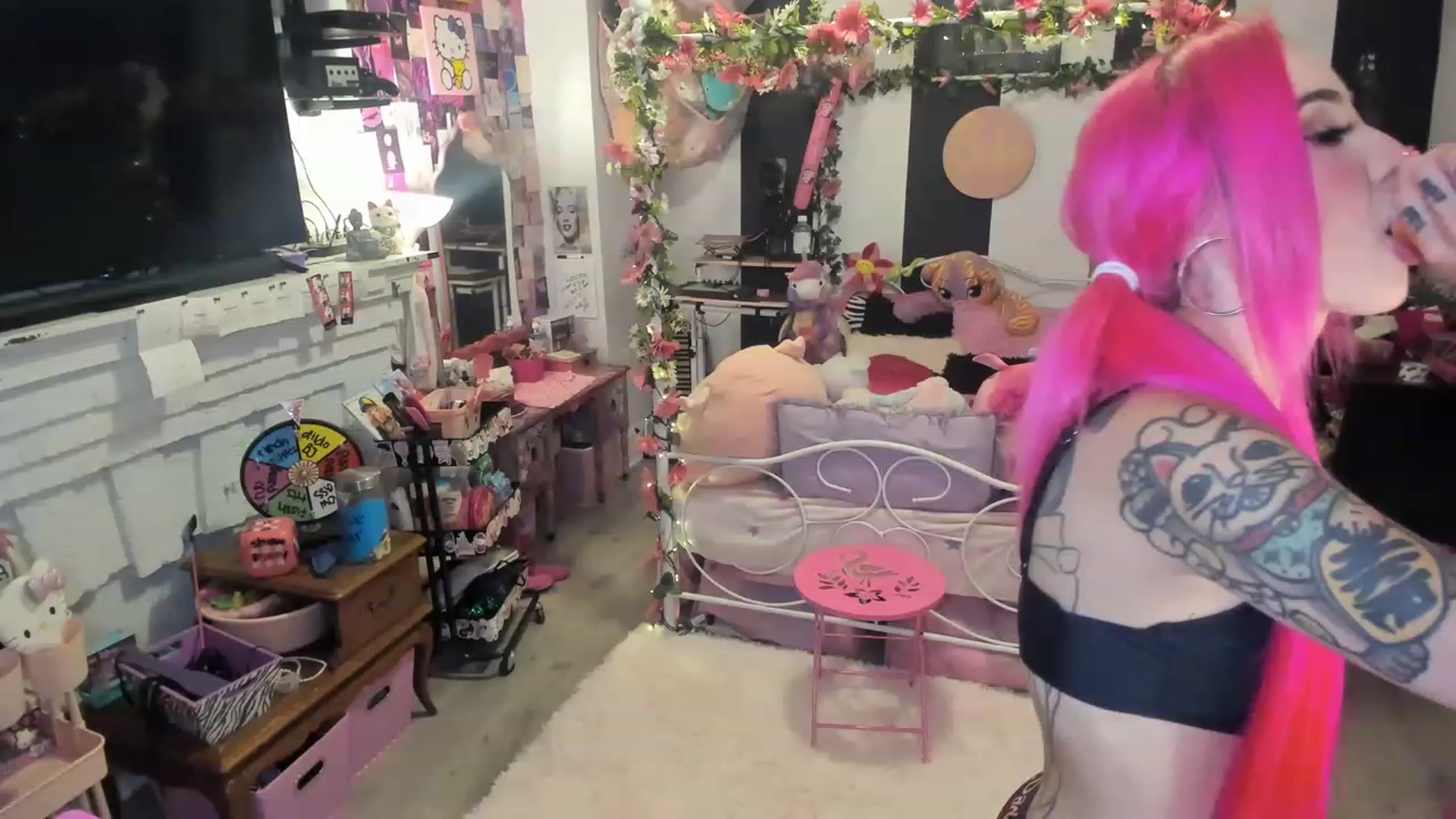 Gallery image thumbnail from LucyLovesick's myfreecams stream on, 06/02/2023, 03:46 image 10 of 20