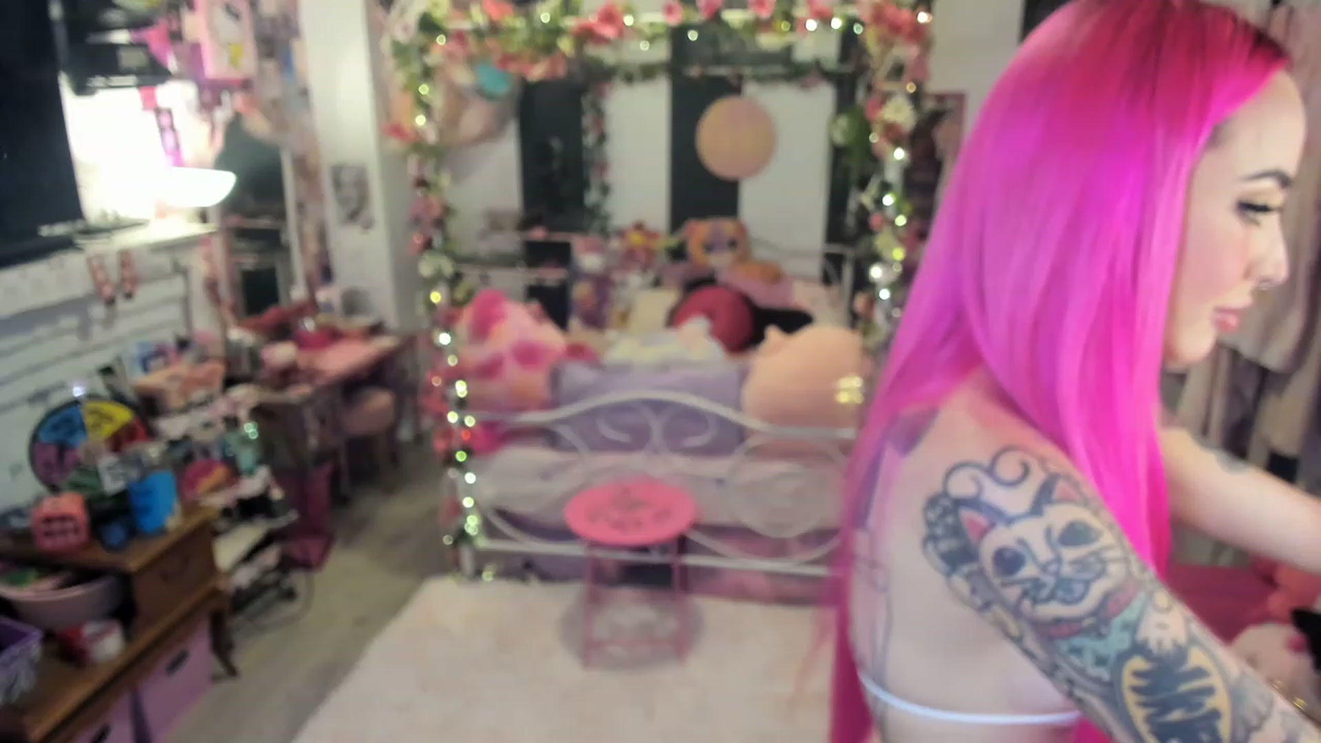 Gallery image thumbnail from LucyLovesick's myfreecams stream on, 06/06/2023, 01:07 image 17 of 20