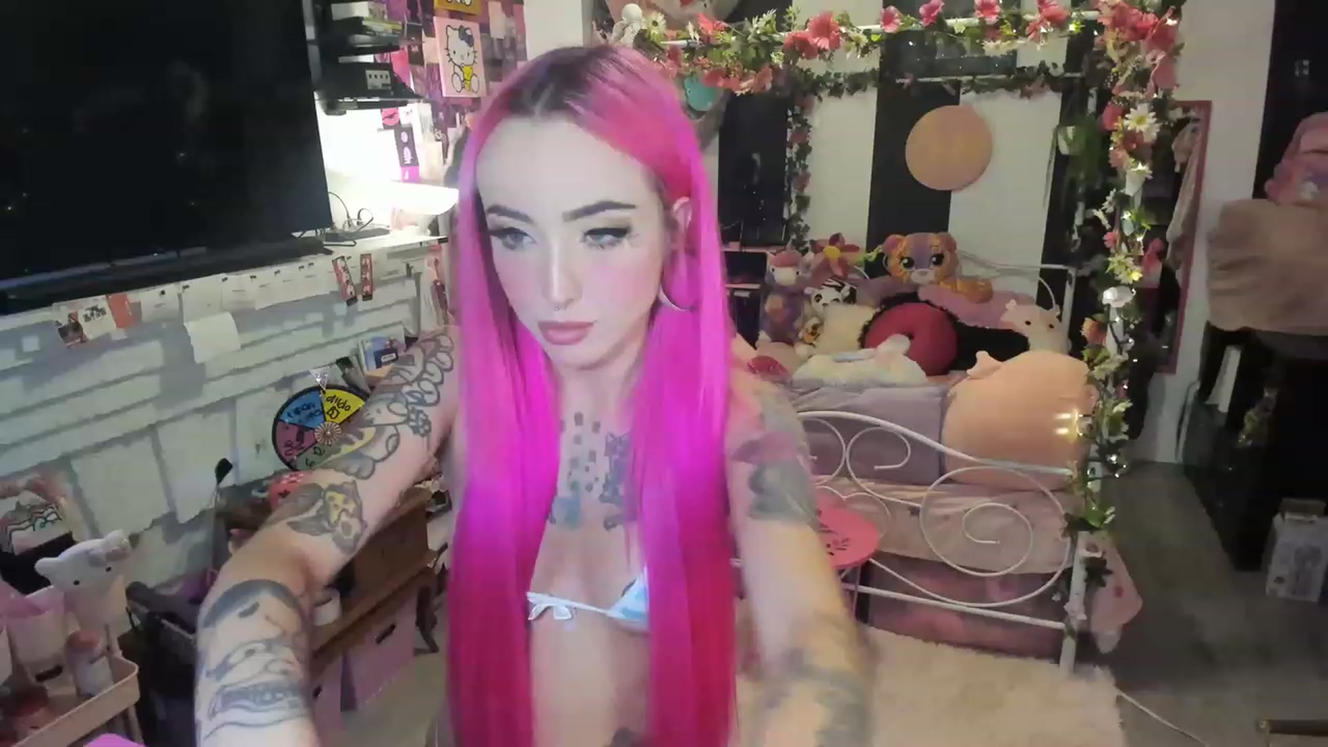 Gallery image thumbnail from LucyLovesick's myfreecams stream on, 06/06/2023, 01:07 image 1 of 20