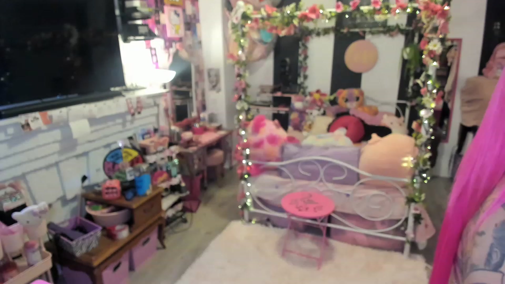 Gallery image thumbnail from LucyLovesick's myfreecams stream on, 06/06/2023, 01:07 image 5 of 20