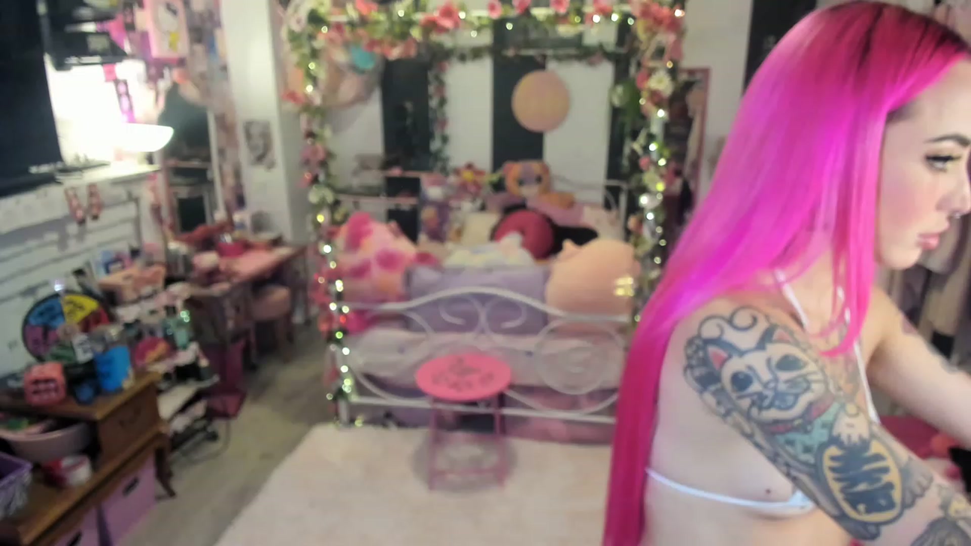 Gallery image thumbnail from LucyLovesick's myfreecams stream on, 06/06/2023, 01:07 image 16 of 20