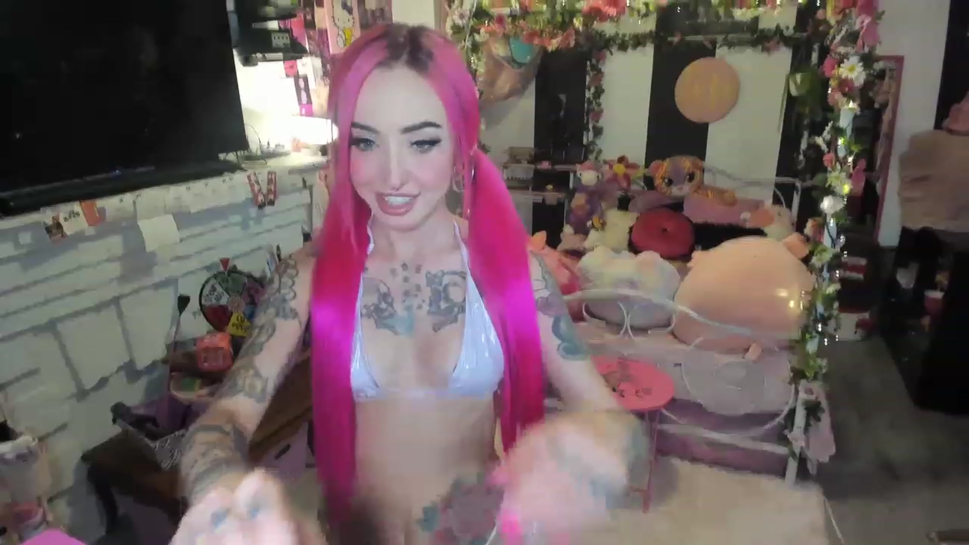 Gallery image thumbnail from LucyLovesick's myfreecams stream on, 06/08/2023, 01:44 image 5 of 20